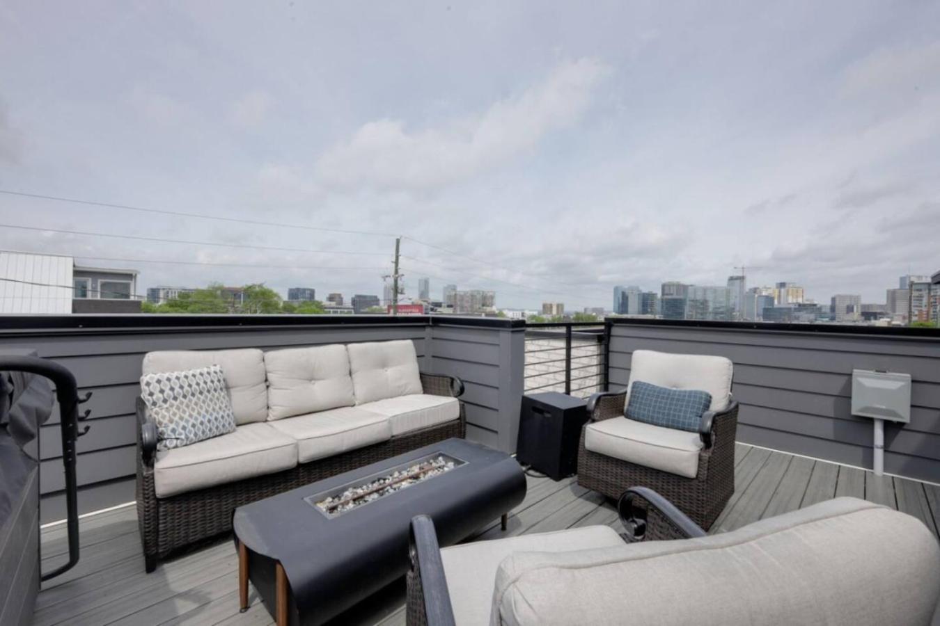 Urban Elegance Rooftop Lounge With Hot Tub Holiday home *