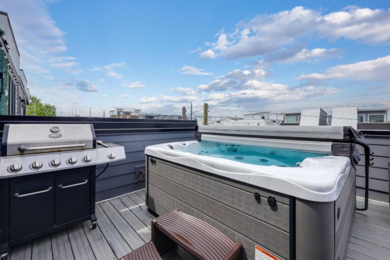Holiday home Urban Elegance Rooftop Lounge With Hot Tub *