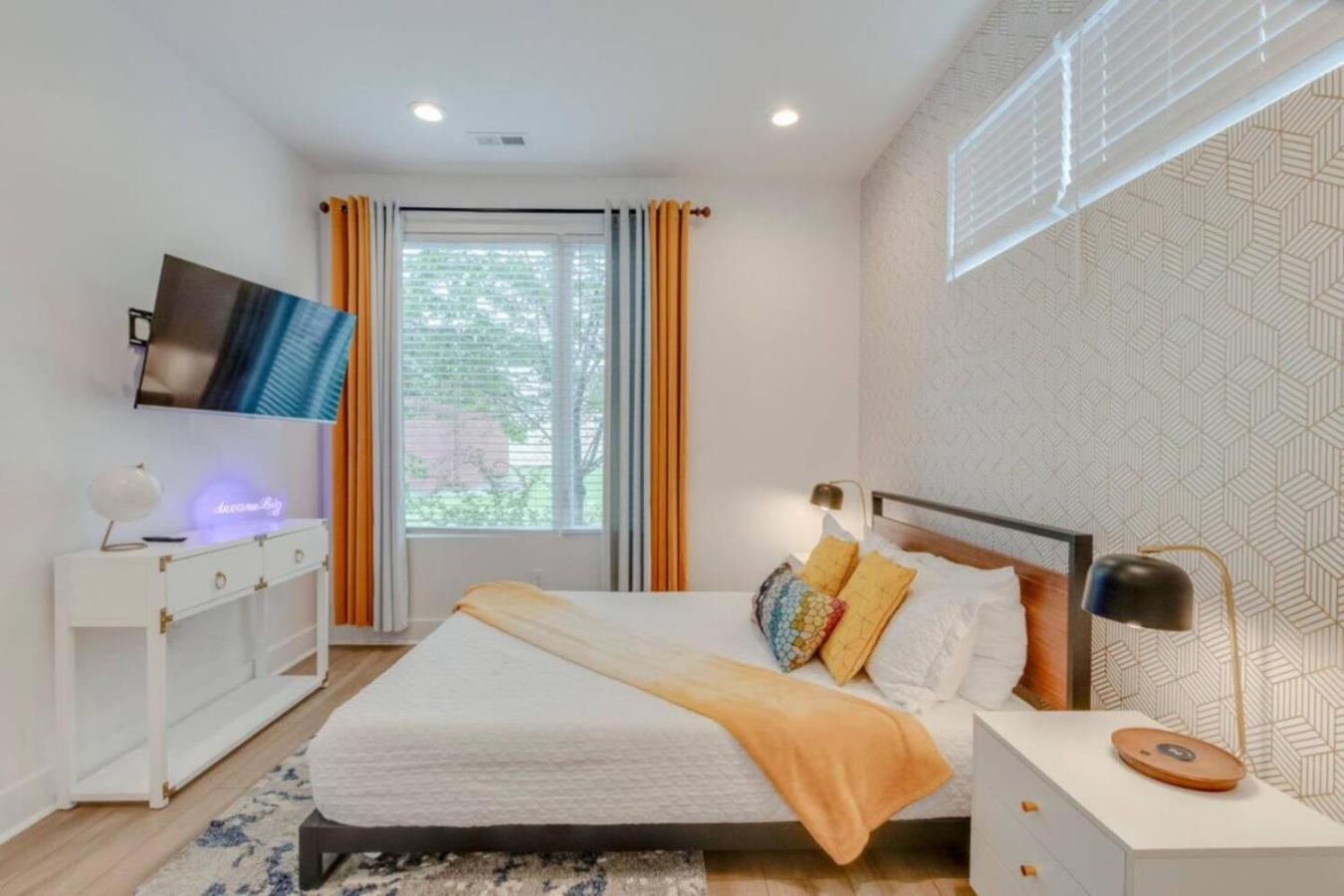 Holiday home 10 Mins To Broadway Rooftop Patio And Putting