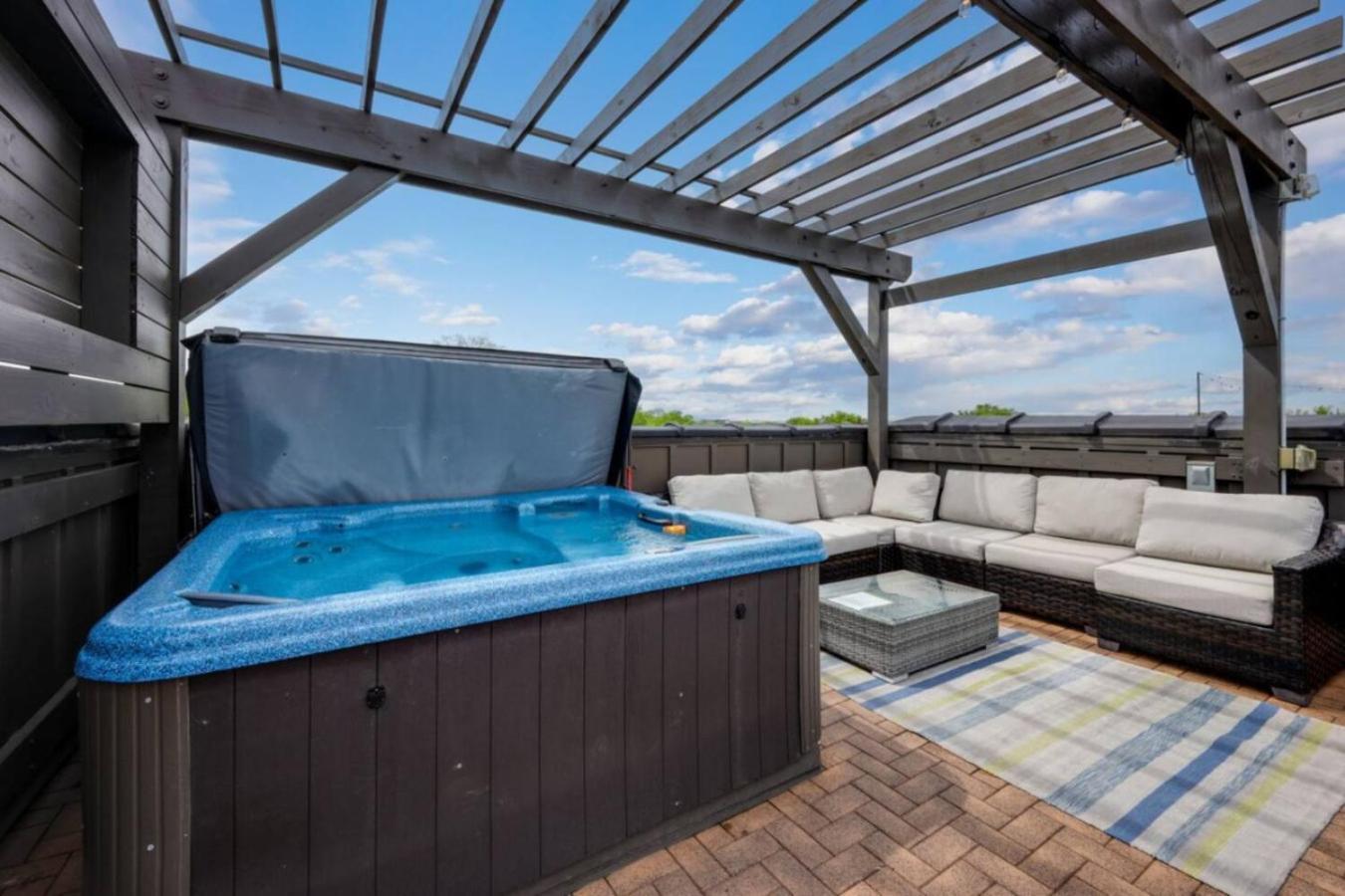 Blue Horizon - Hot Tub - Dual Rooftop Balconies Holiday home Nashville