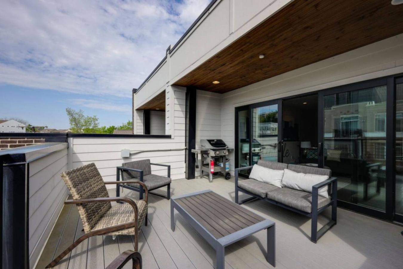 Rhythmic Retreat Rooftop Lounge 4 Bedroom 4.5 Bath Nashville