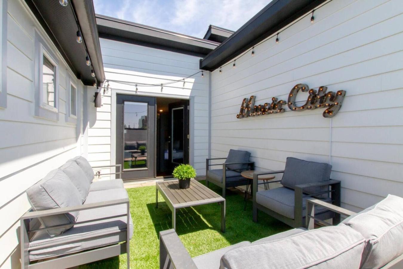 Holiday home Two Townhomes Rooftop Patios Hillsboro Village *