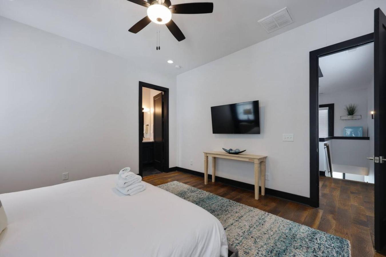 Two Townhomes- Rooftop Lounge- Hot Tub- Views Holiday home Nashville