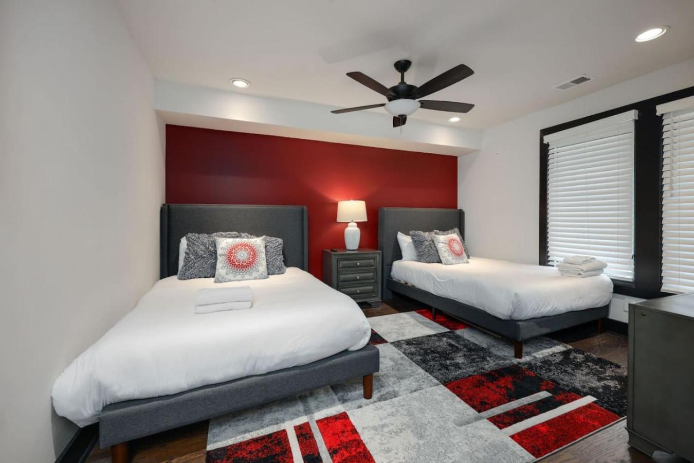 Holiday home Two Townhomes- Rooftop Lounge- Hot Tub- Views