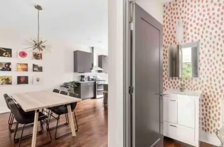 Rare Gem Near Downtown-sleeps 10 * Nashville