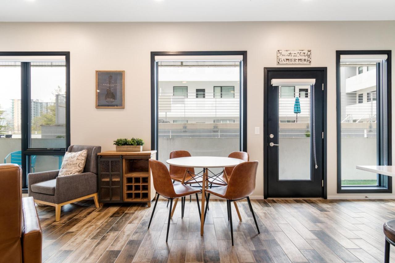 Illume New Modern Downtown Views With A Pool Holiday home *