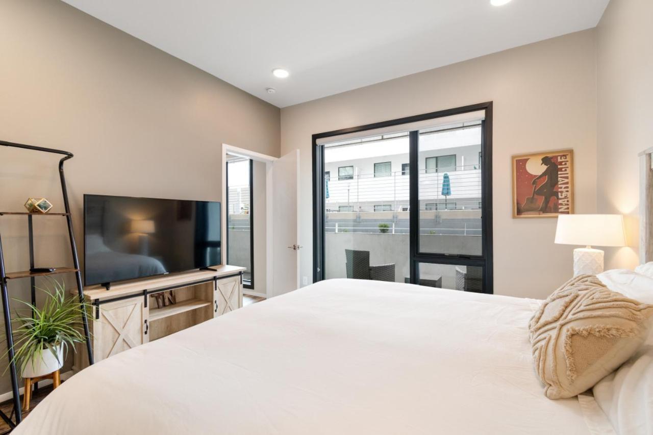 Illume New Modern Downtown Views With A Pool Holiday home *