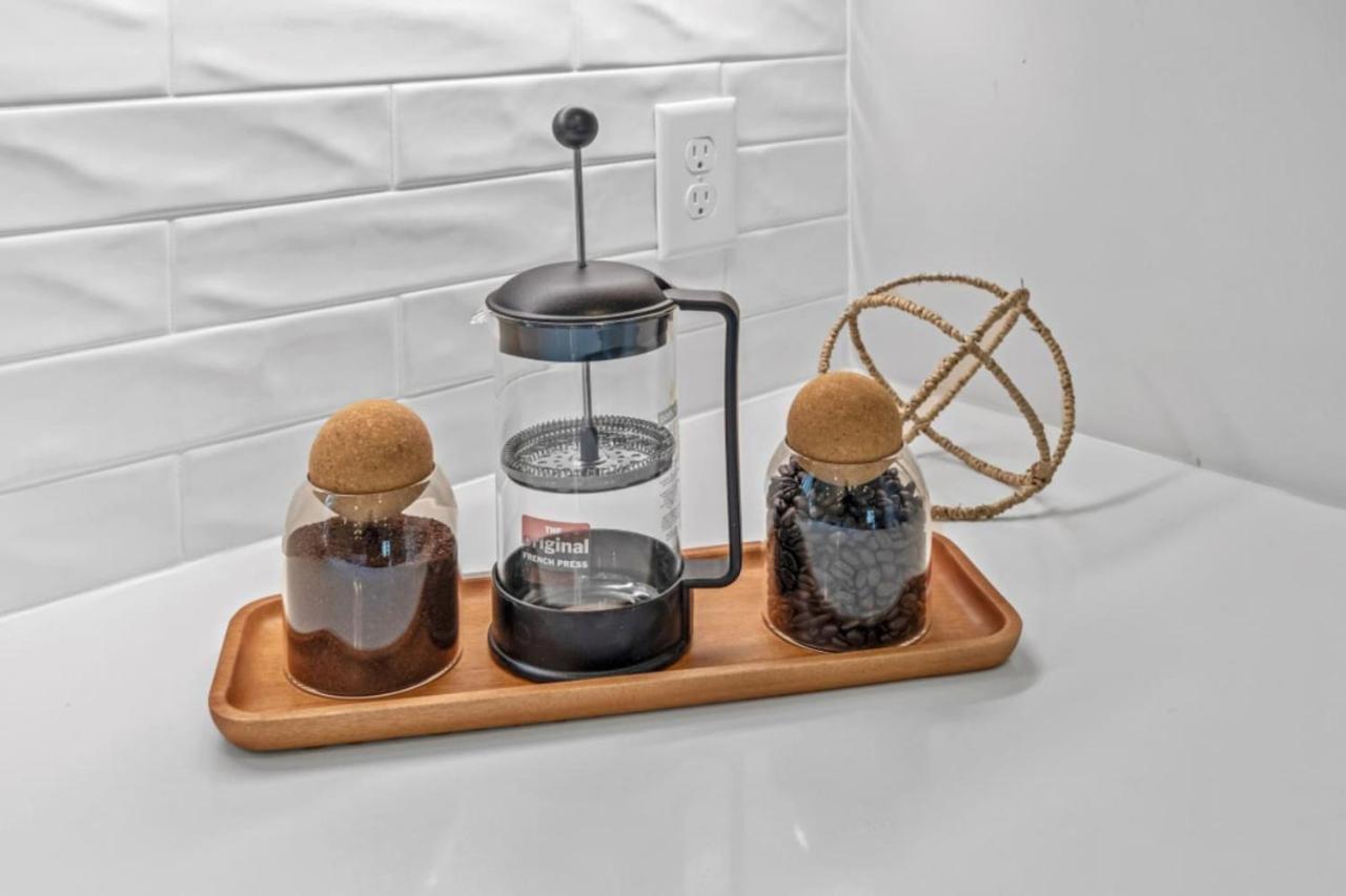 Dolly Would - Near Music Row King Beds