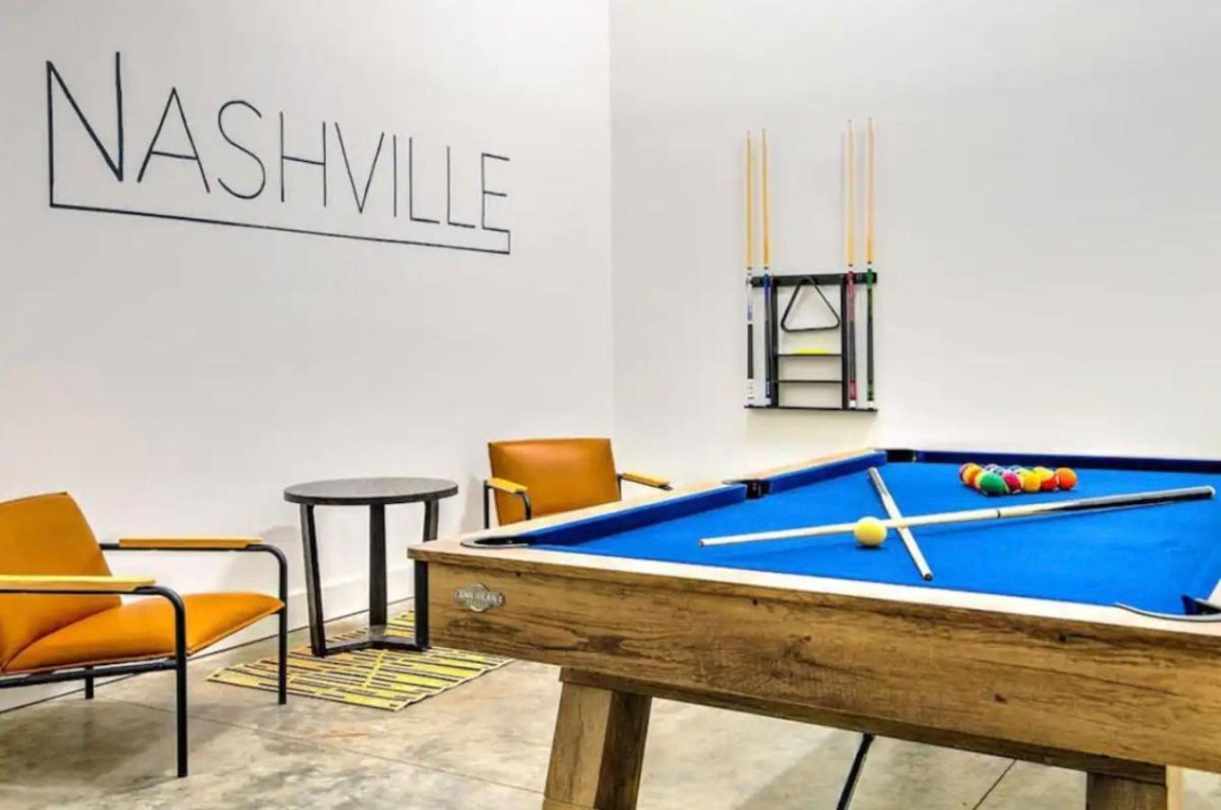 New 4bdrm House With Views, Pool Table, 5min To Downtown! Sleeps 22! Holiday home *