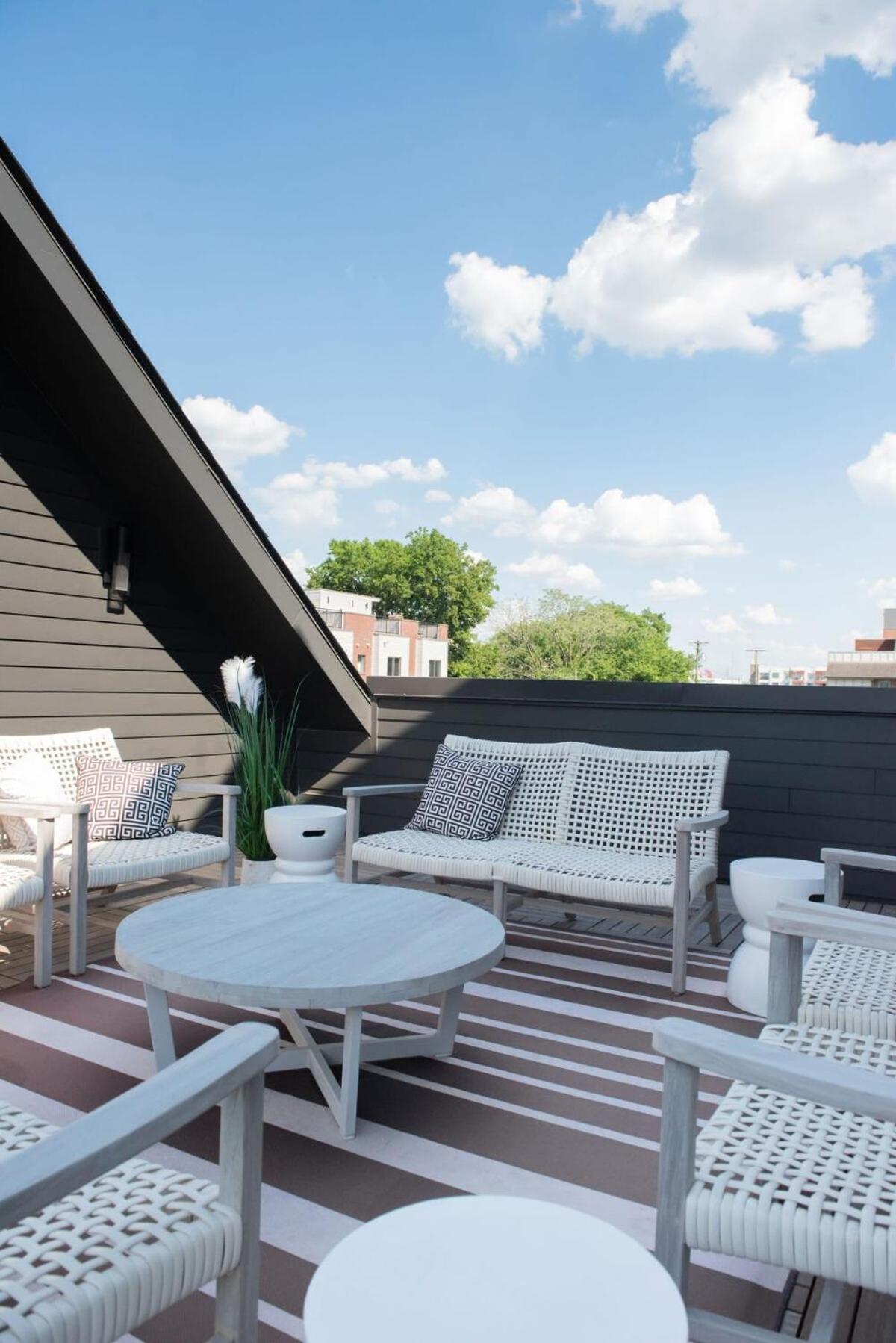 Holiday home Spacious 4br, Rooftop Patio, Garage, Walk To Faves, 5 Mins To Nissan Stadium, Less Than 10 Mins To Broadway, 24 Hr Hospitality, Great For Groups *