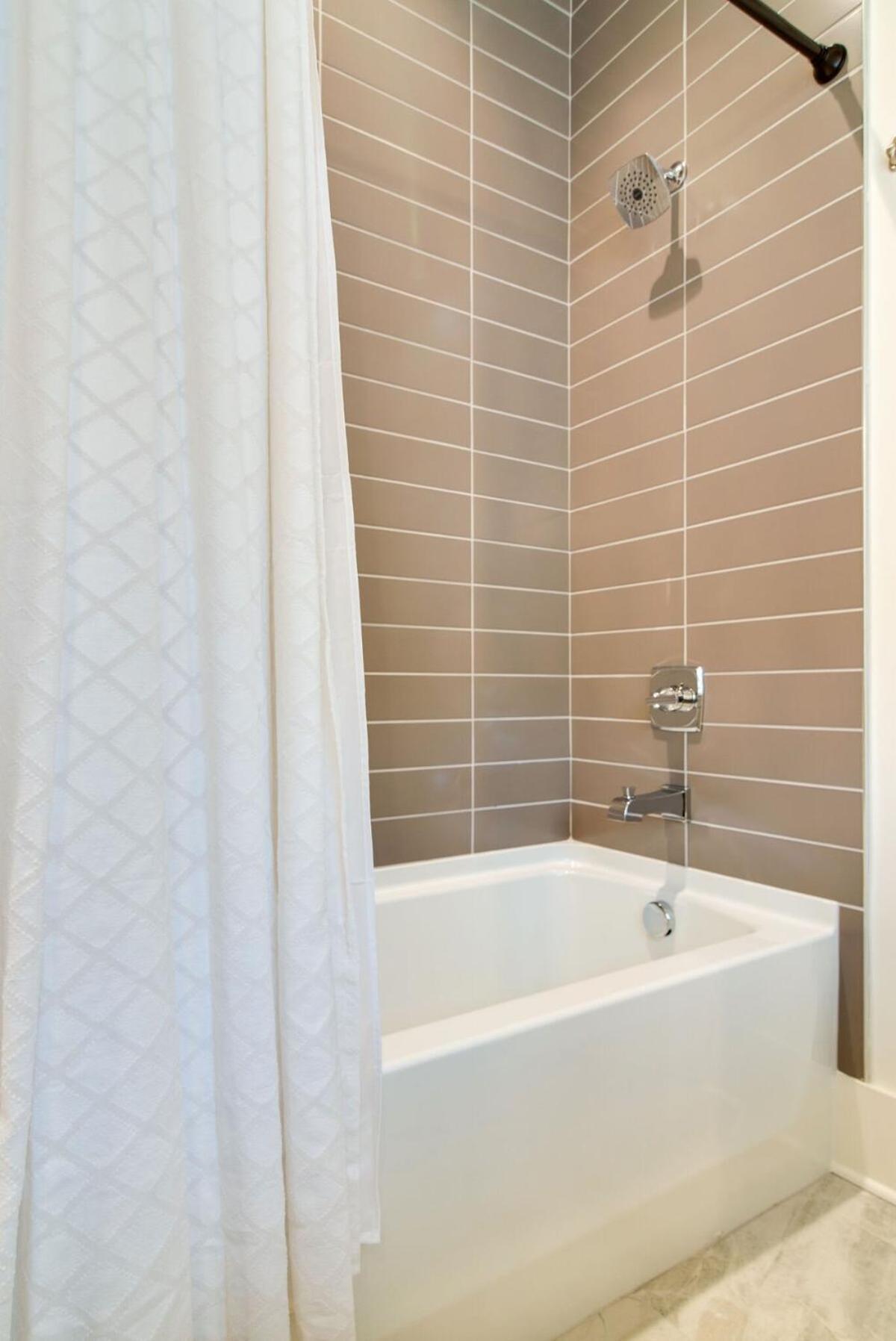 Holiday home Spacious 4br, Rooftop Patio, Garage, Walk To Faves, 5 Mins To Nissan Stadium, Less Than 10 Mins To Broadway, 24 Hr Hospitality, Great For Groups Nashville