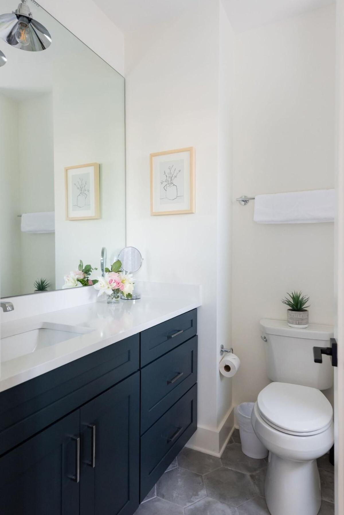 Spacious 4br, Rooftop Patio, Garage, Walk To Faves, 5 Mins To Nissan Stadium, Less Than 10 Mins To Broadway, 24 Hr Hospitality, Great For Groups * Nashville