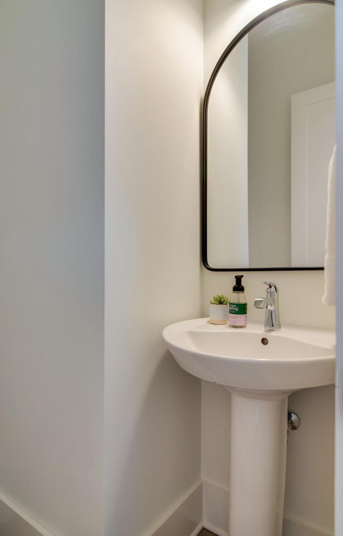 Holiday home Spacious 4br, Rooftop Patio, Garage, Walk To Faves, 5 Mins To Nissan Stadium, Less Than 10 Mins To Broadway, 24 Hr Hospitality, Great For Groups