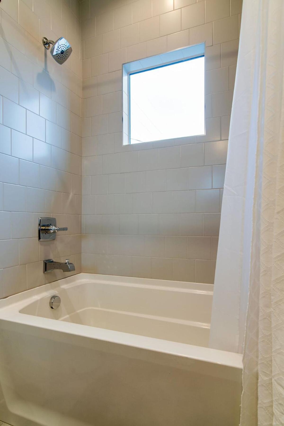 Spacious 4br, Rooftop Patio, Garage, Walk To Faves, 5 Mins To Nissan Stadium, Less Than 10 Mins To Broadway, 24 Hr Hospitality, Great For Groups Holiday home Nashville