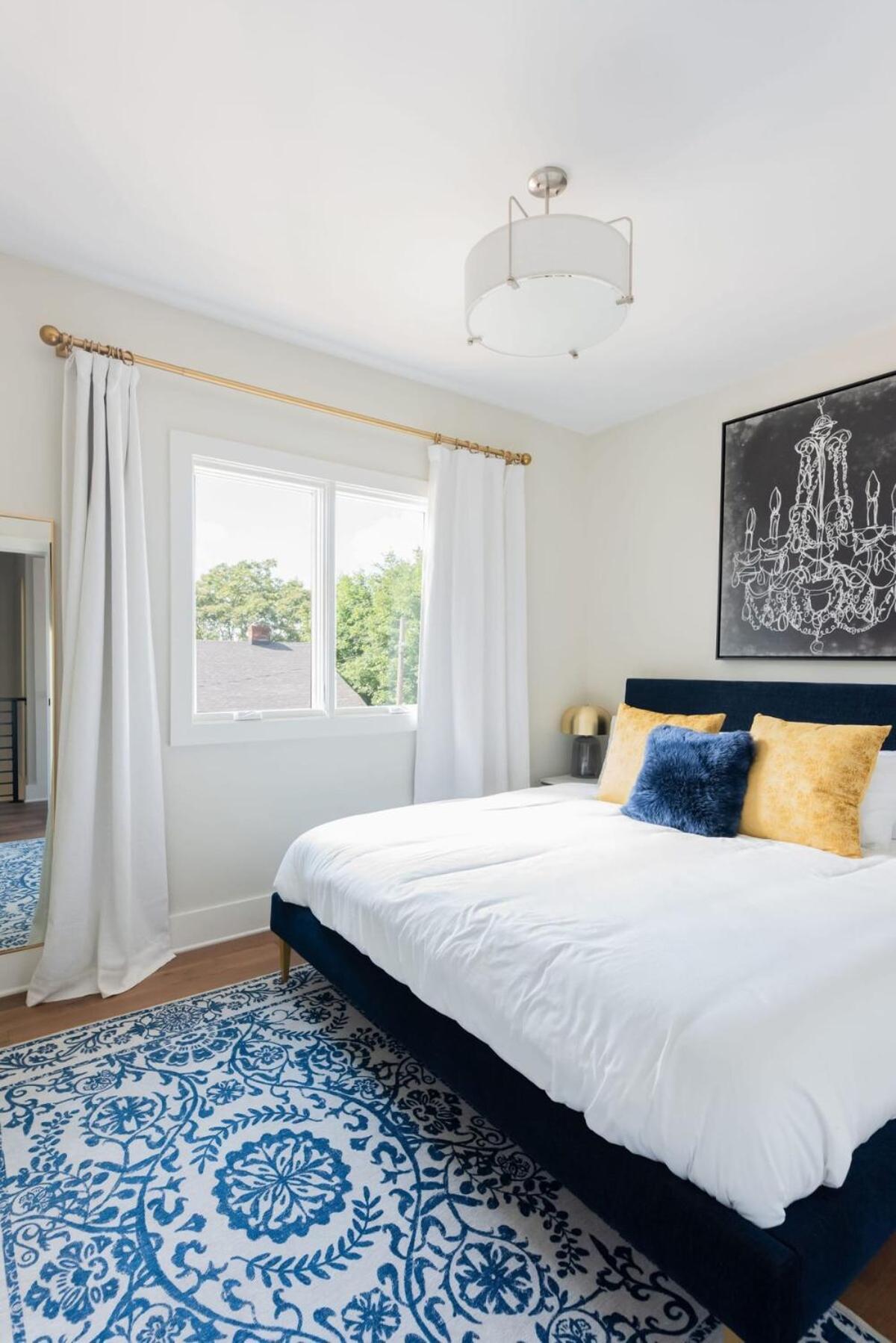 Spacious 4br, Rooftop Patio, Garage, Walk To Faves, 5 Mins To Nissan Stadium, Less Than 10 Mins To Broadway, 24 Hr Hospitality, Great For Groups Nashville