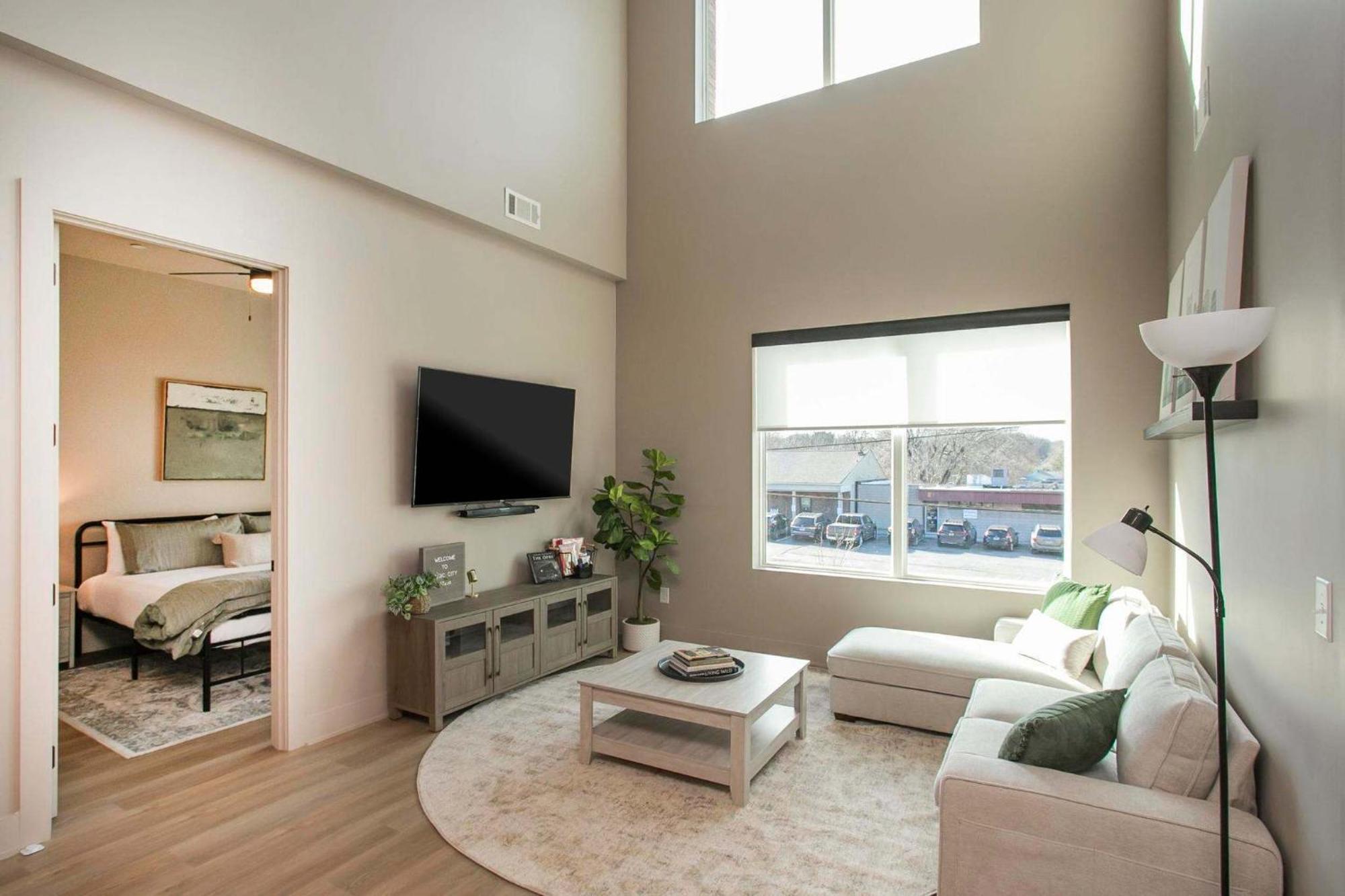 Chic 2br With Loft In East Nash Sleeps 6 *