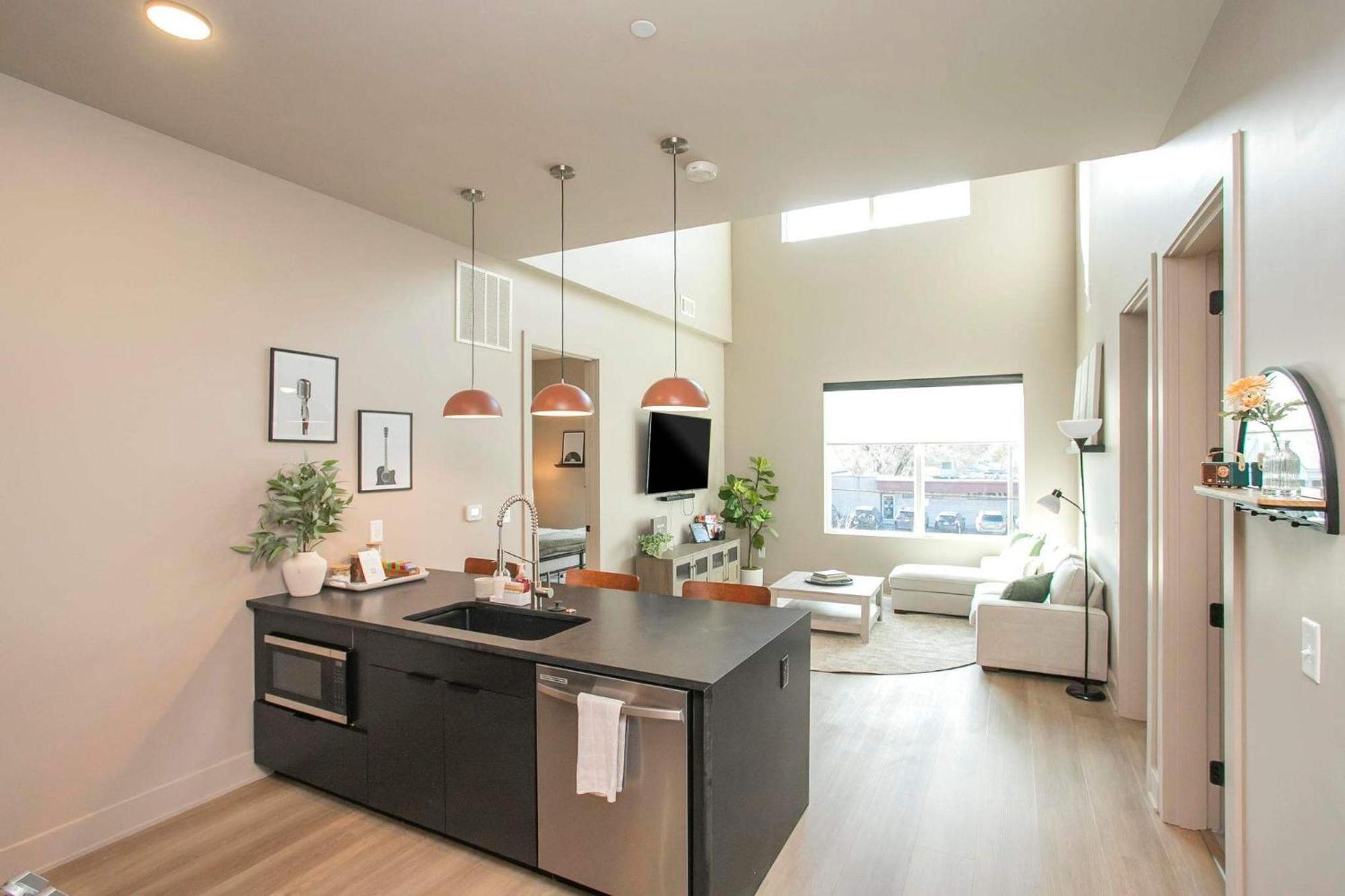 Chic 2br With Loft In East Nash Sleeps 6 *