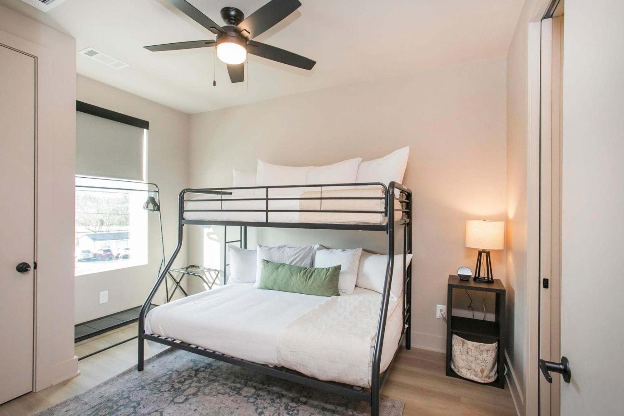 Chic 2br With Loft In East Nash Sleeps 6 Apartment *
