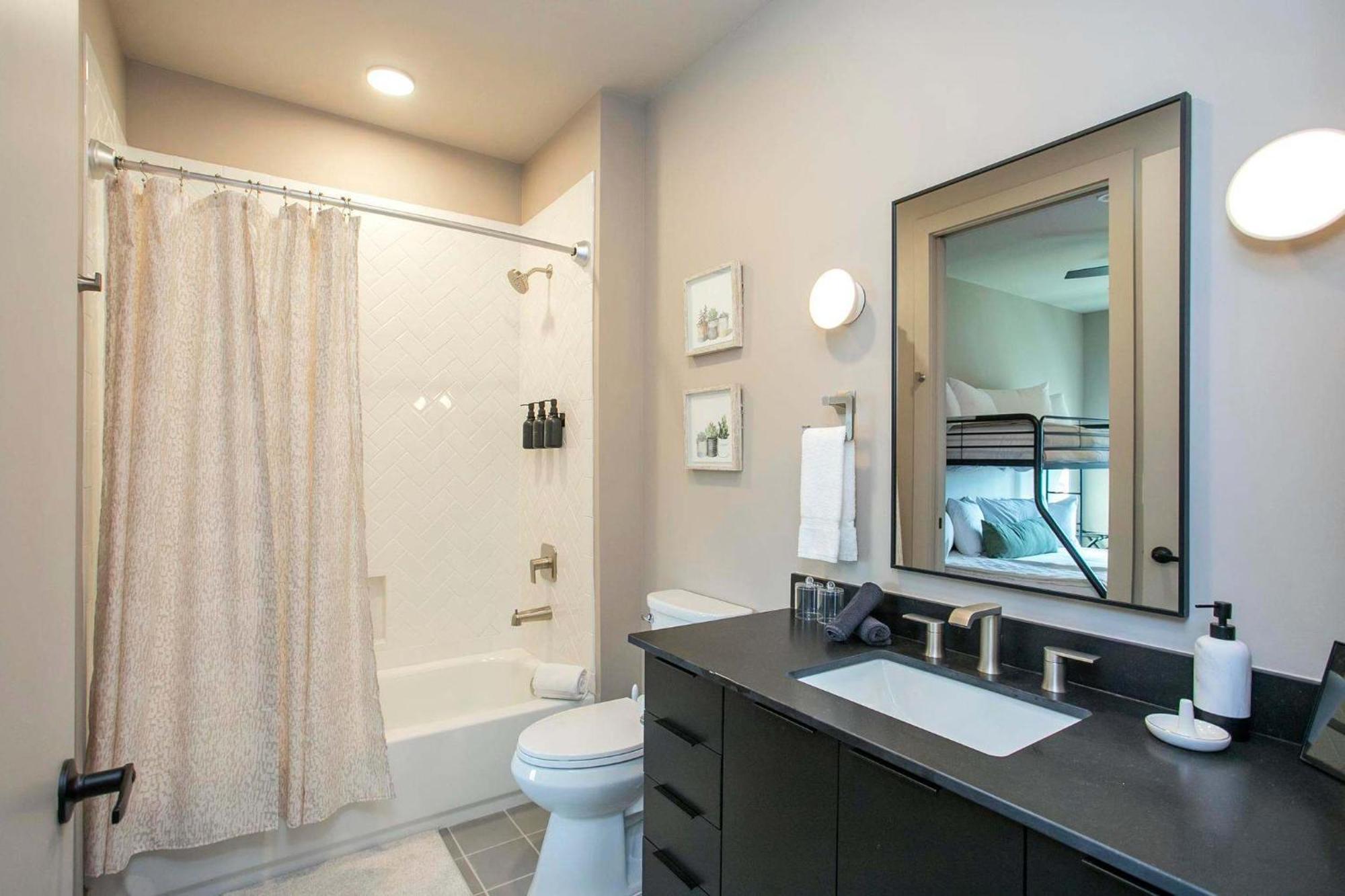 Chic 2br With Loft In East Nash Sleeps 6 Apartment Nashville