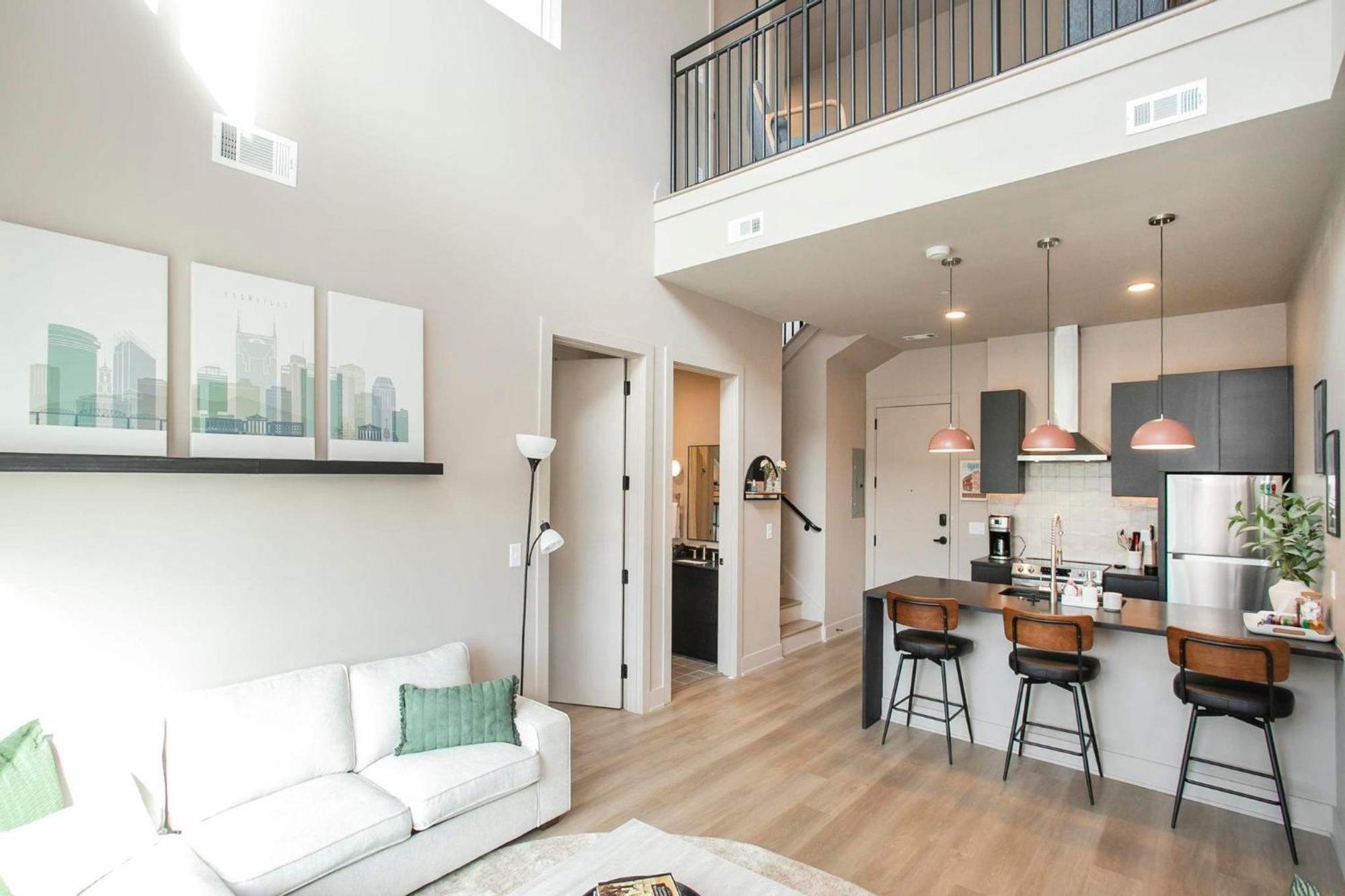 Chic 2br With Loft In East Nash Sleeps 6 Apartment