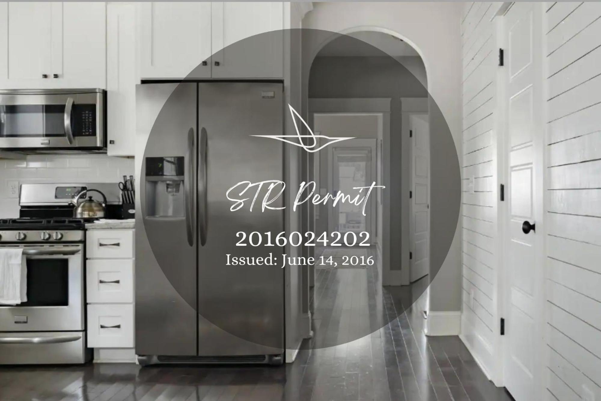 Holiday home The Lenore - Walk To Titans! True Home, Big Yard! *