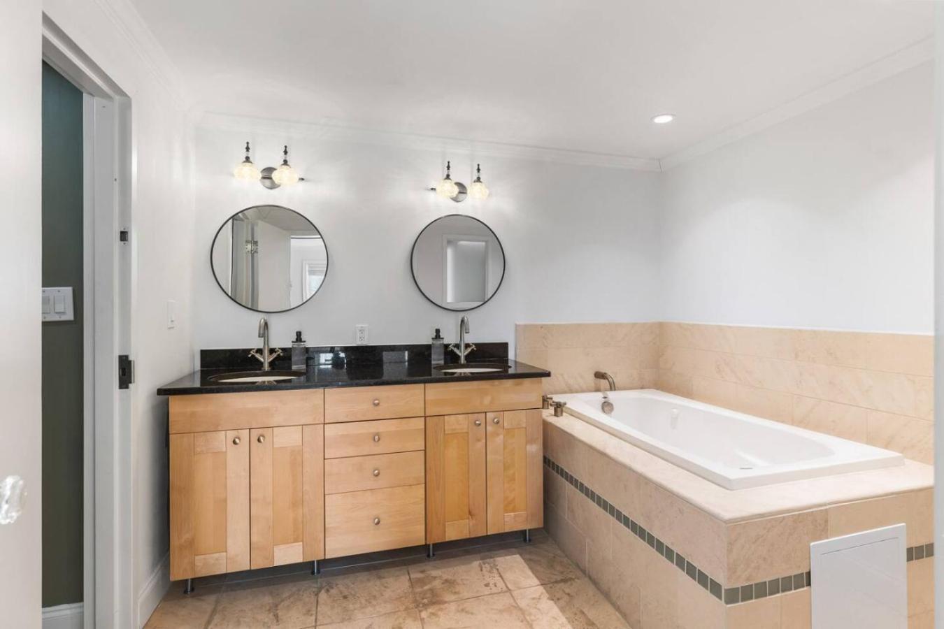 Pool, Walk Restaurants Bars On Famous Music Row Holiday home