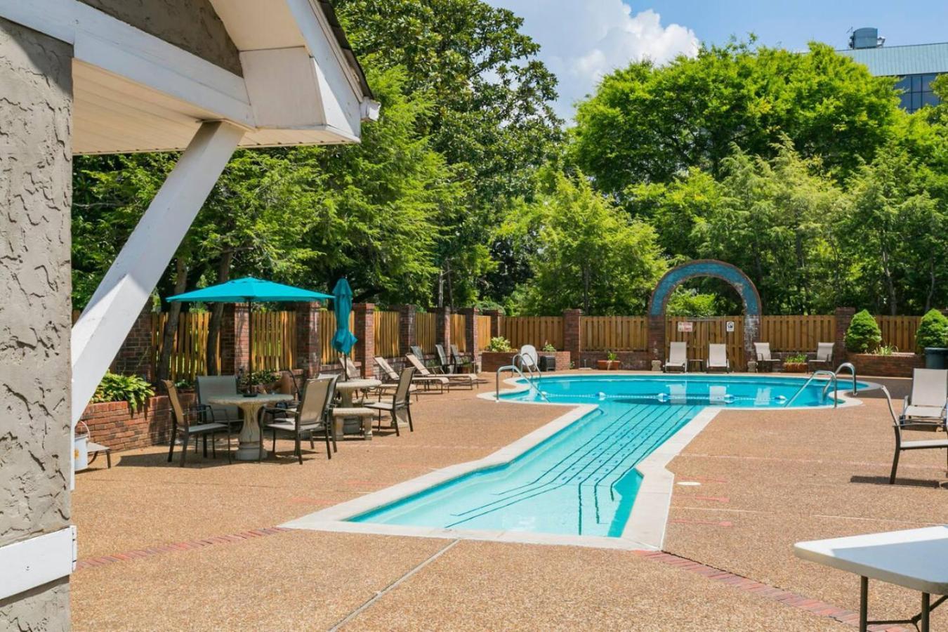 Pool, Walk Restaurants Bars On Famous Music Row