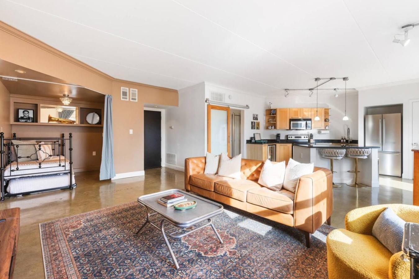 Pool, Walk Restaurants Bars On Famous Music Row Holiday home *