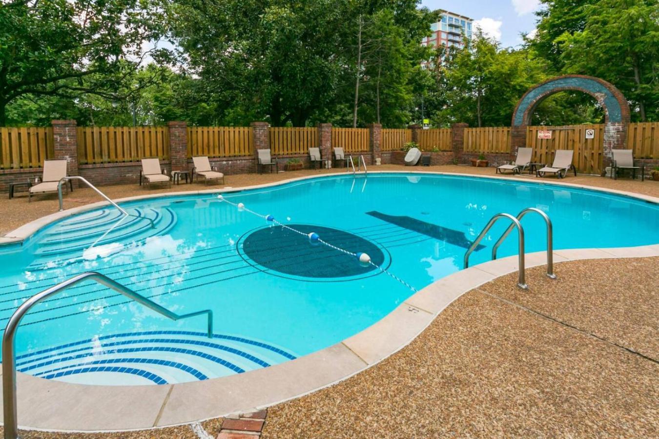 Pool, Walk Restaurants Bars On Famous Music Row Holiday home *