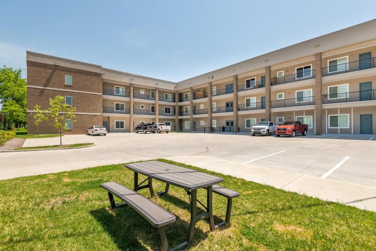 Apartment Unit 106 Stylish With Free Parking And Close To Downtown *