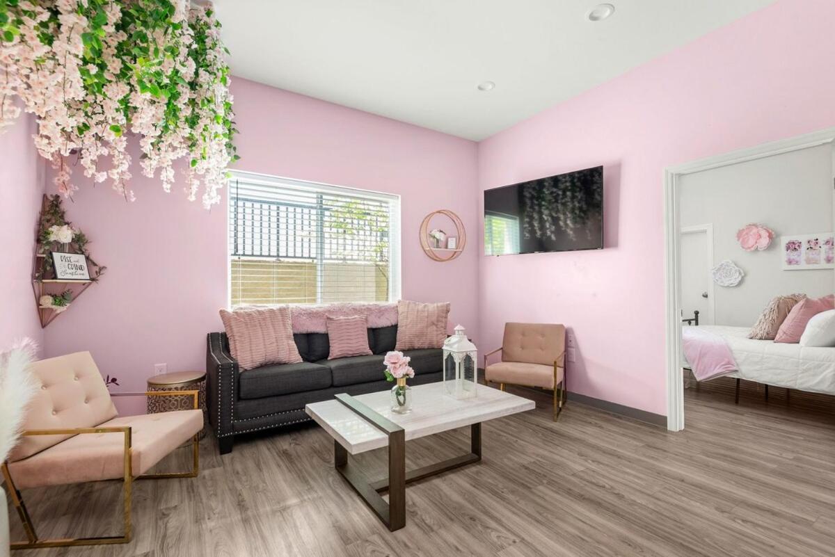 Unit 105 Stylish With Free Parking And Close To Downtown Apartment