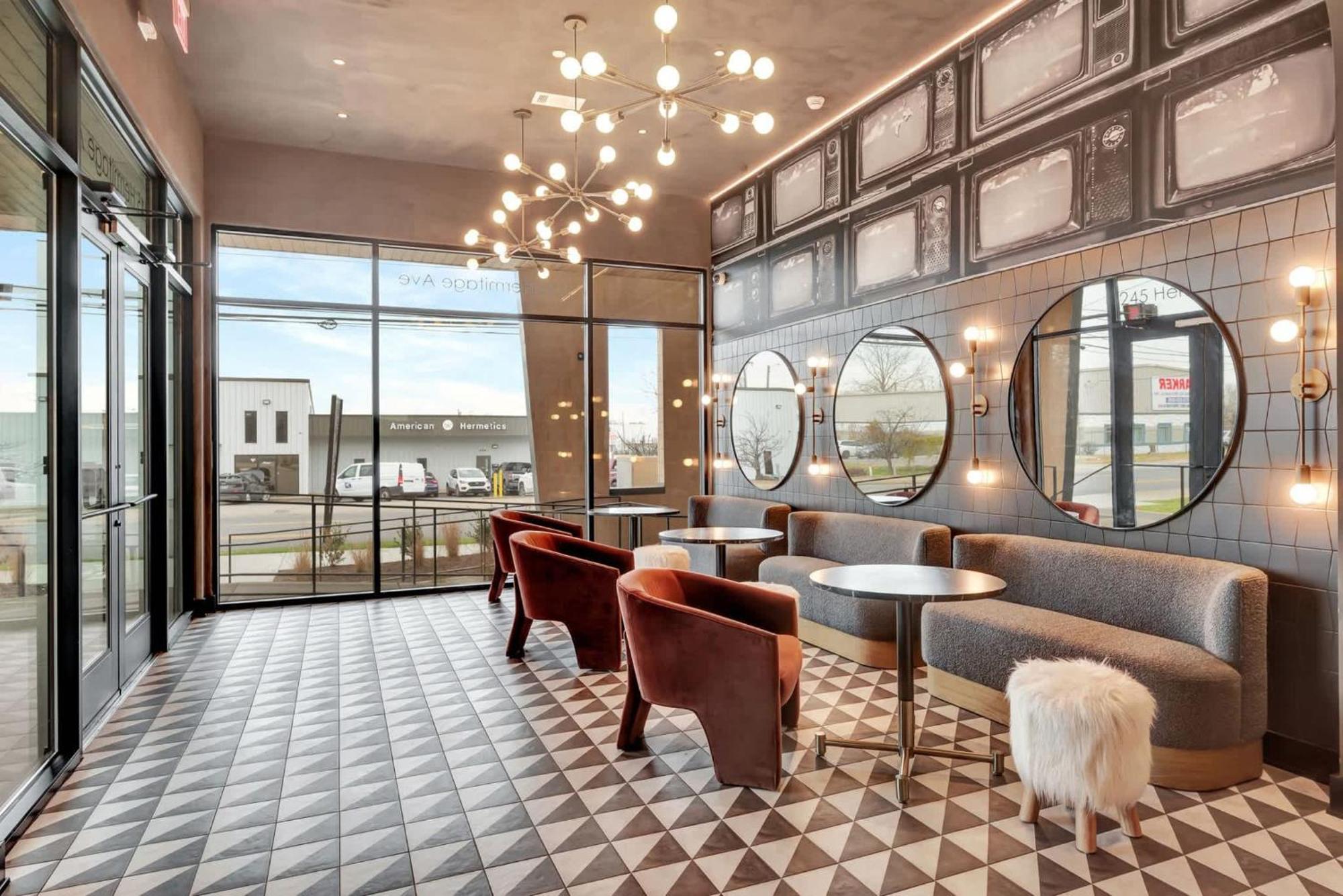 The Lounge Close To Broadway * Nashville