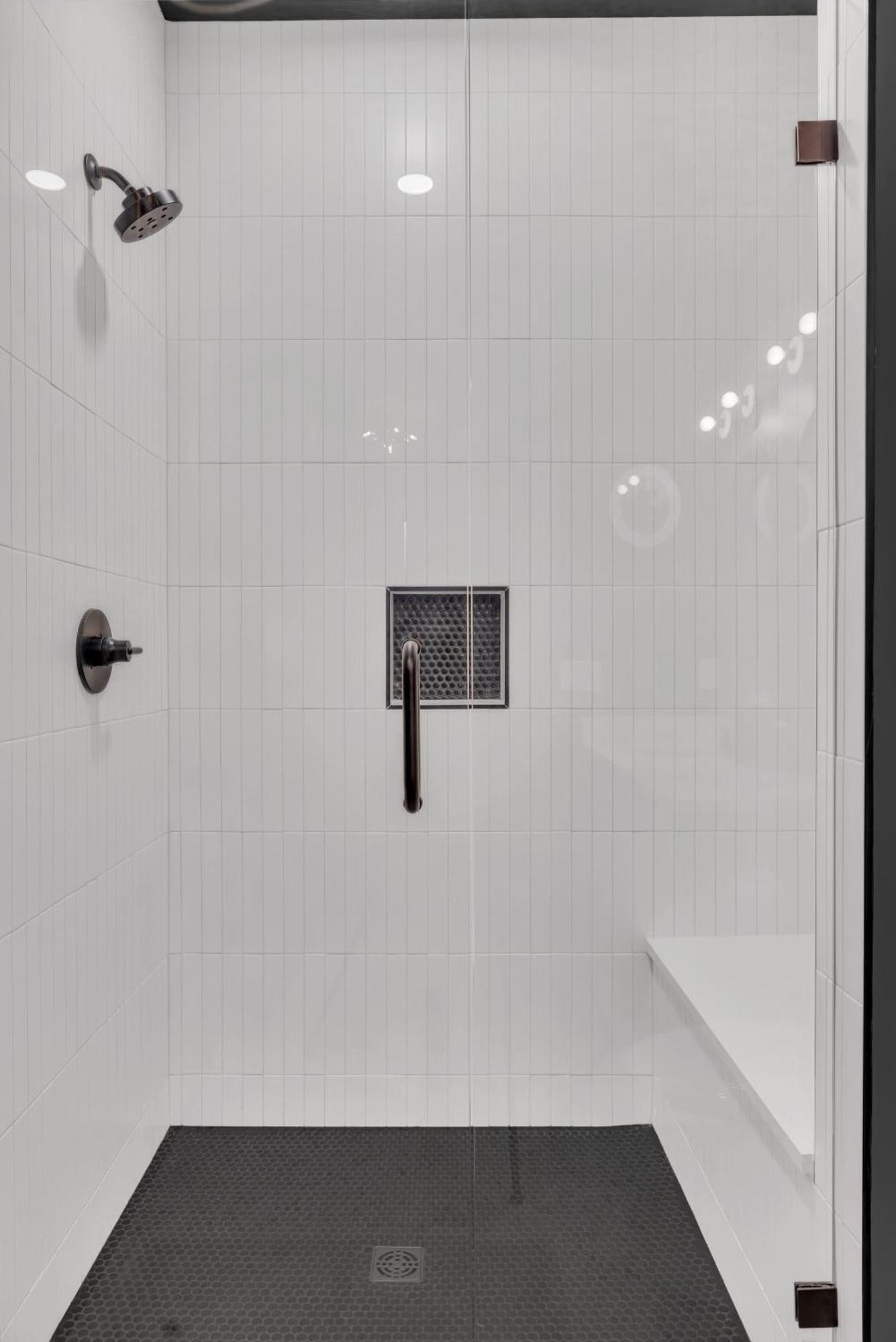 The Lounge Close To Broadway