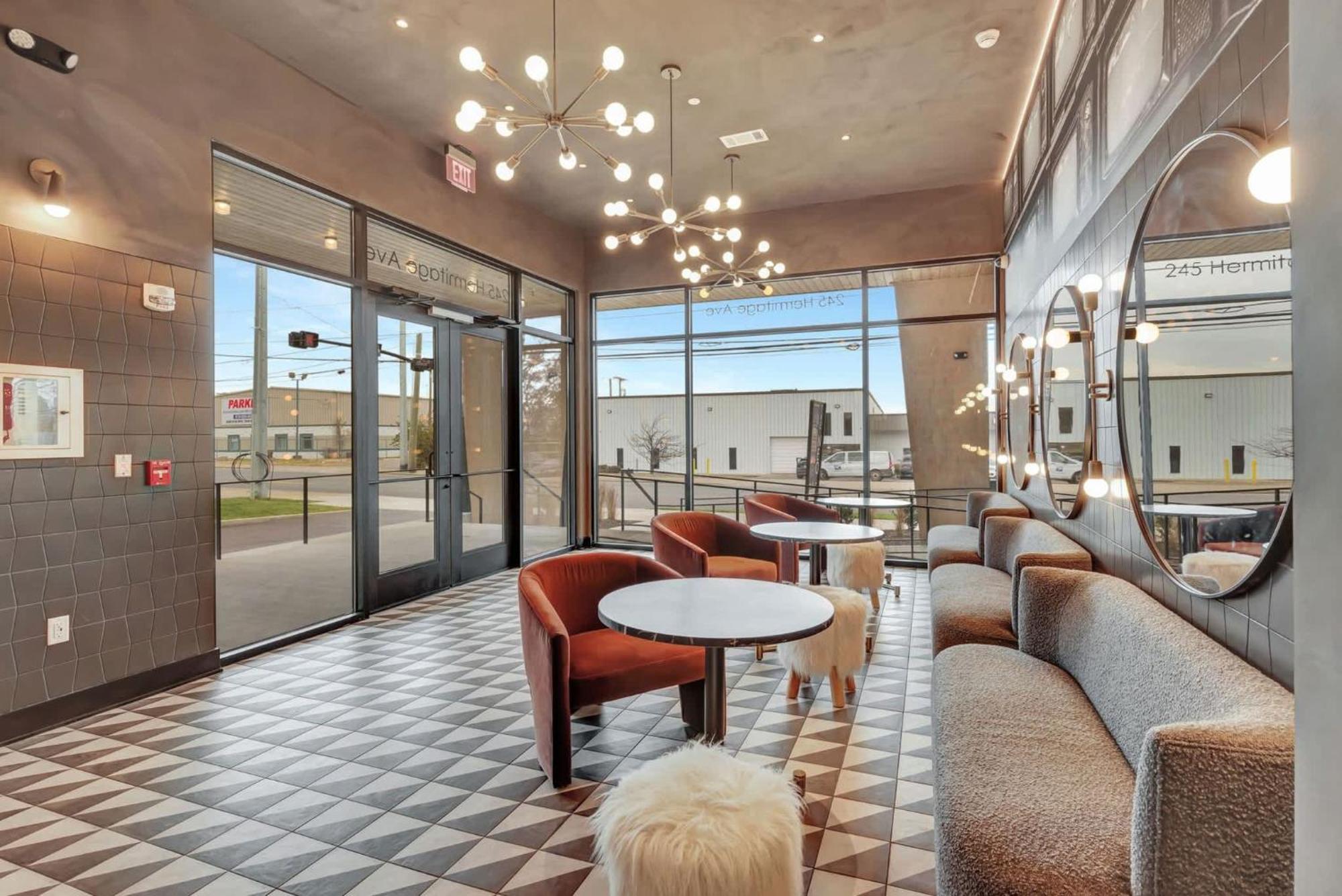 The Lounge Close To Broadway *