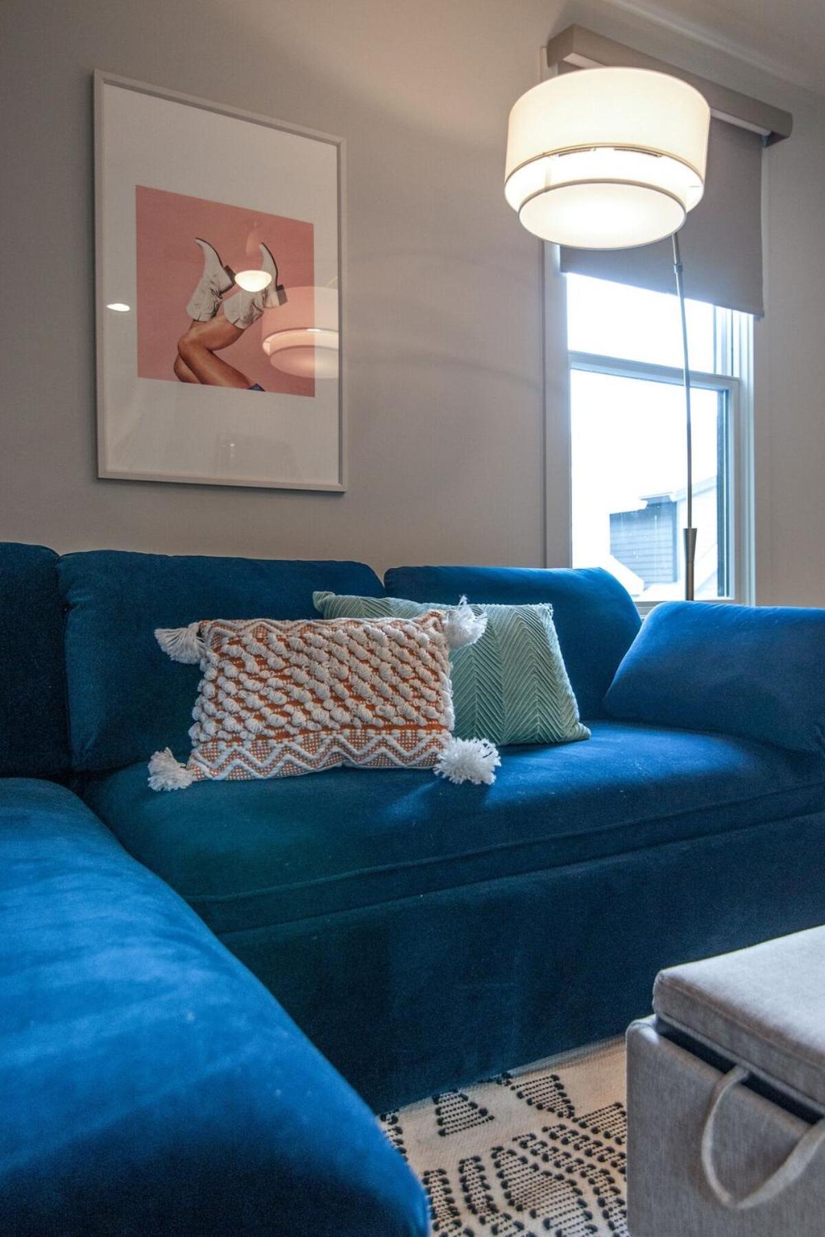 Modern East Nash Townhouse, Walk To Favorite Eats, Sleeps 6 With Smart Tvs, Workspace & Fast Wifi, Full Kitchen, Garage & 24 Hr Hospitality, Steps To Mas Tacos & Rosepepper, 10 Min To Broadway, Five Points & Nissan Stadium *