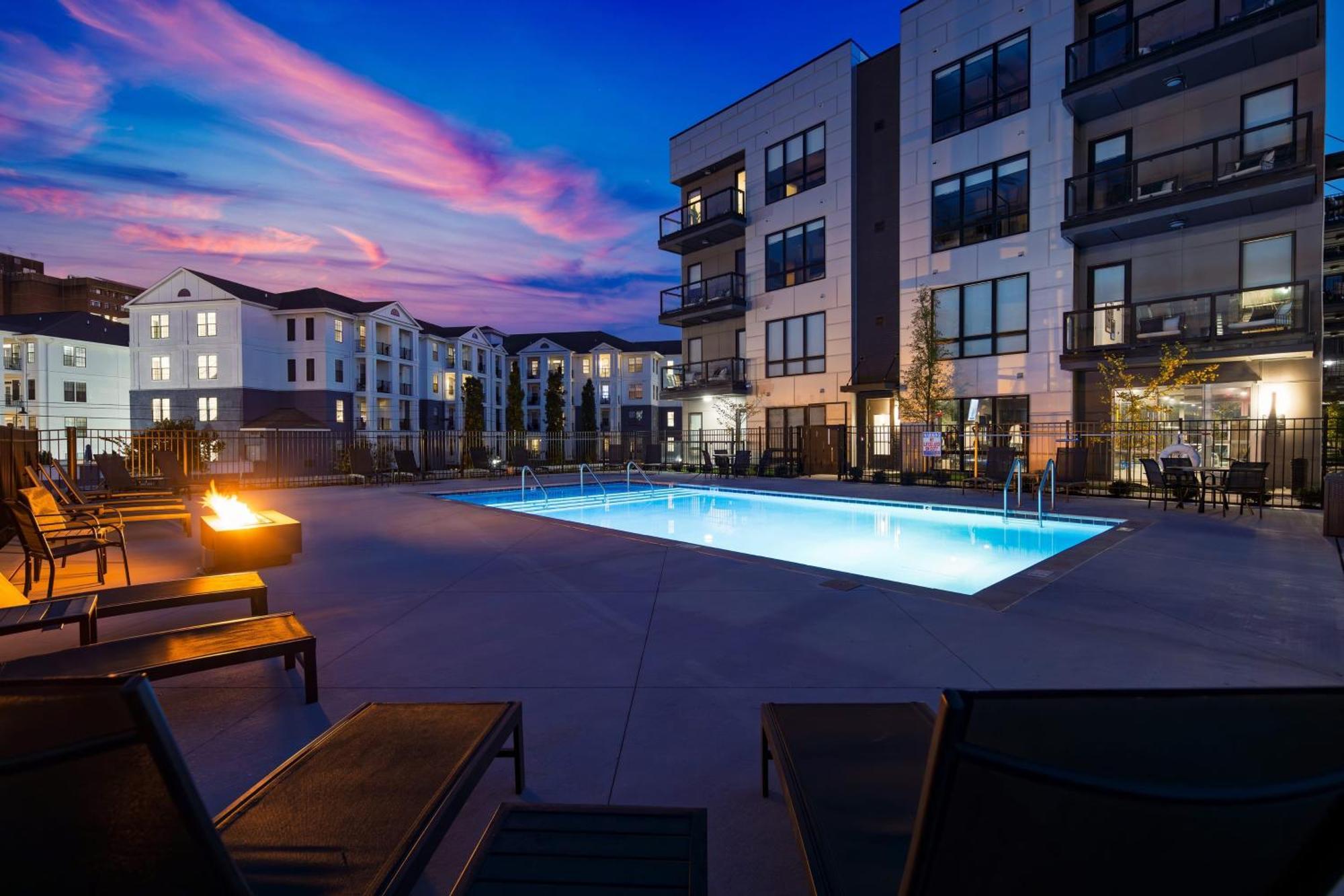Holiday home Prime Walkable Midtown Location Pool Gym Outlaws Den By Avantstay