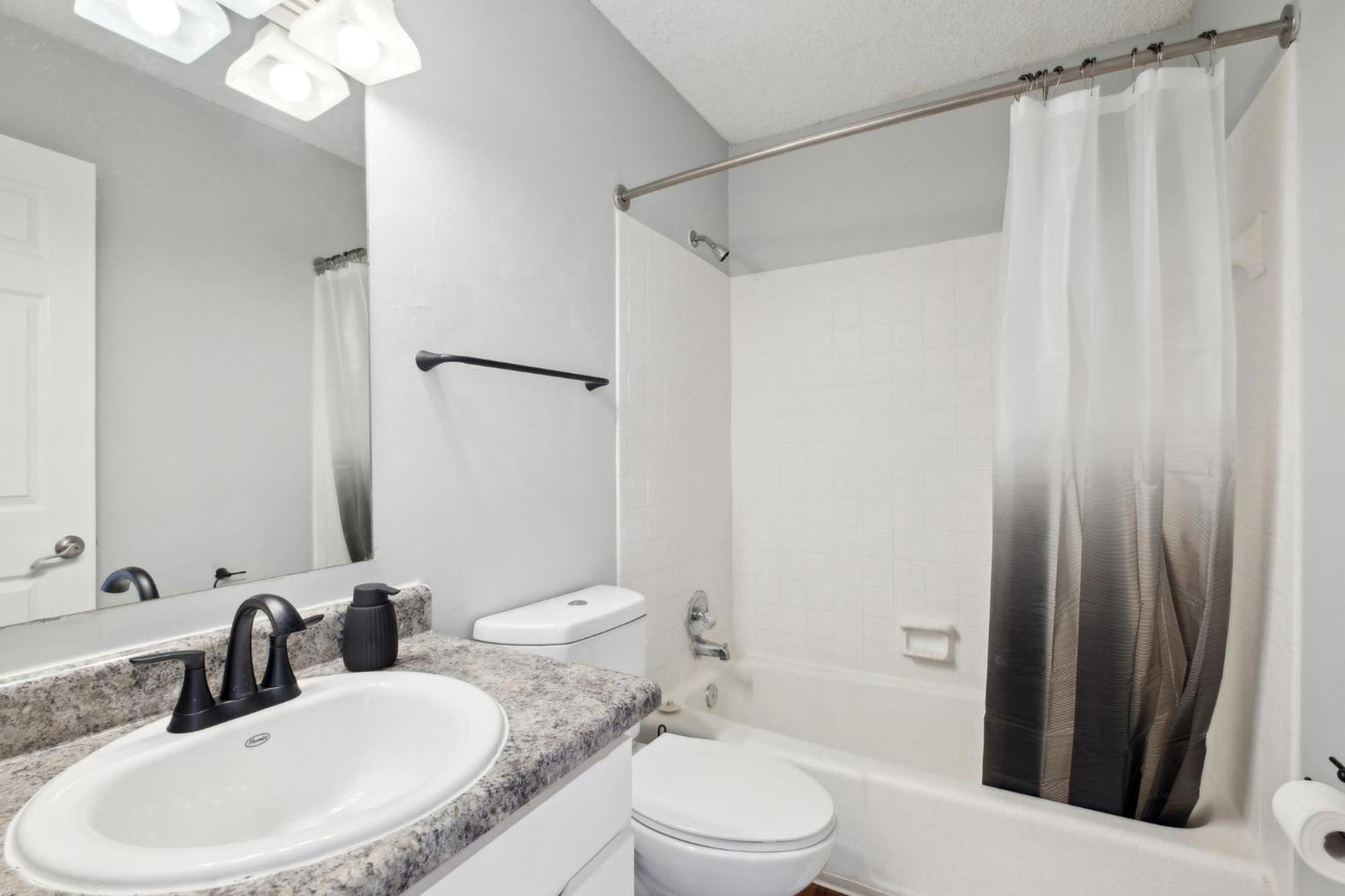 Apartment Brentwood P4 I Cozy & Comfy I 2bd 15 Bth *