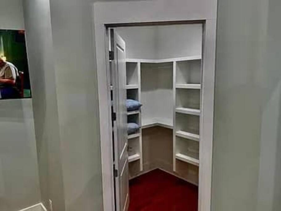 Downtown Luxury, Sleeps 6 At Downtown Holiday home *