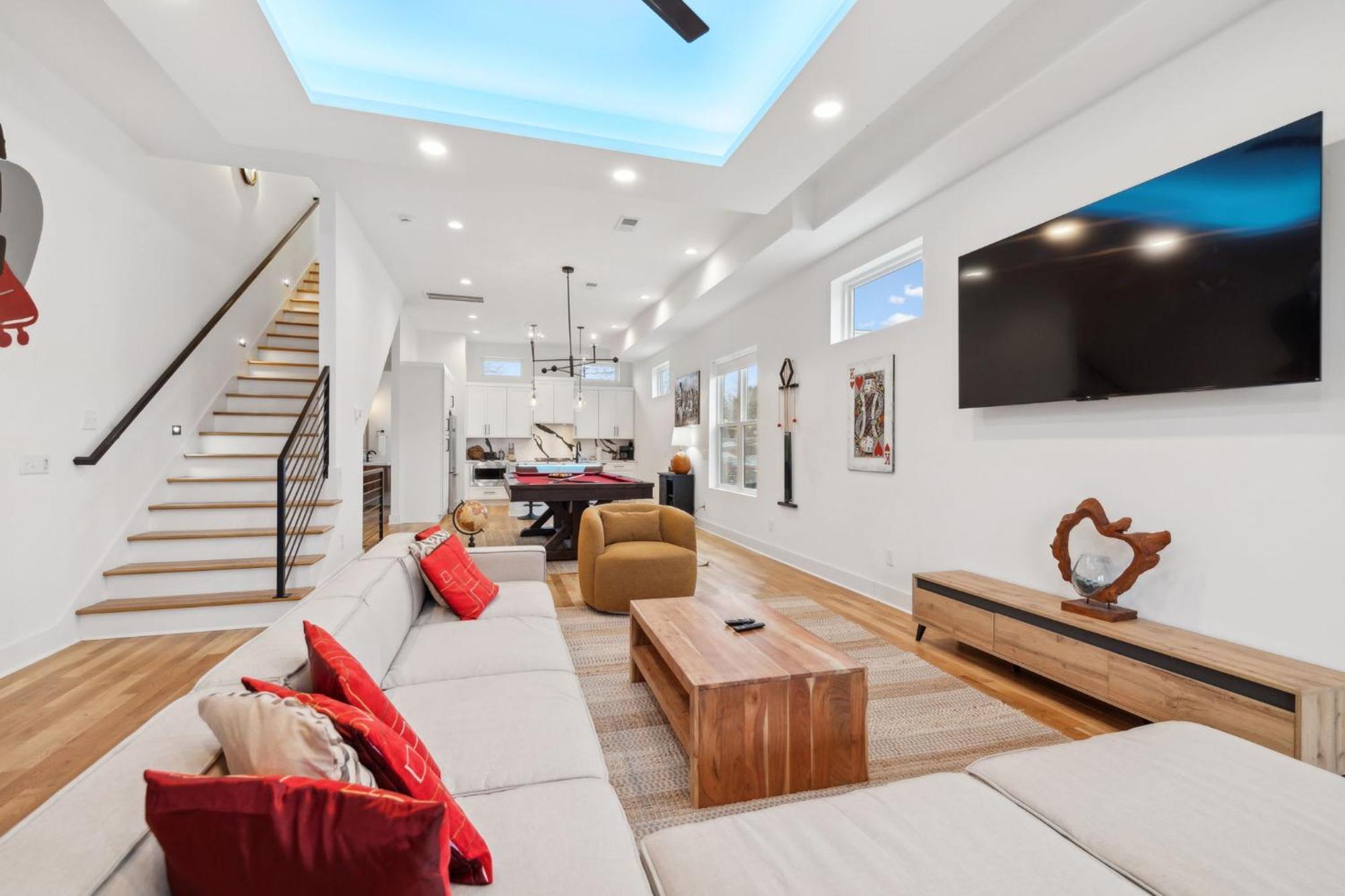 Stylish Multi-level Retreat Rooftop & Pool Table Holiday home *