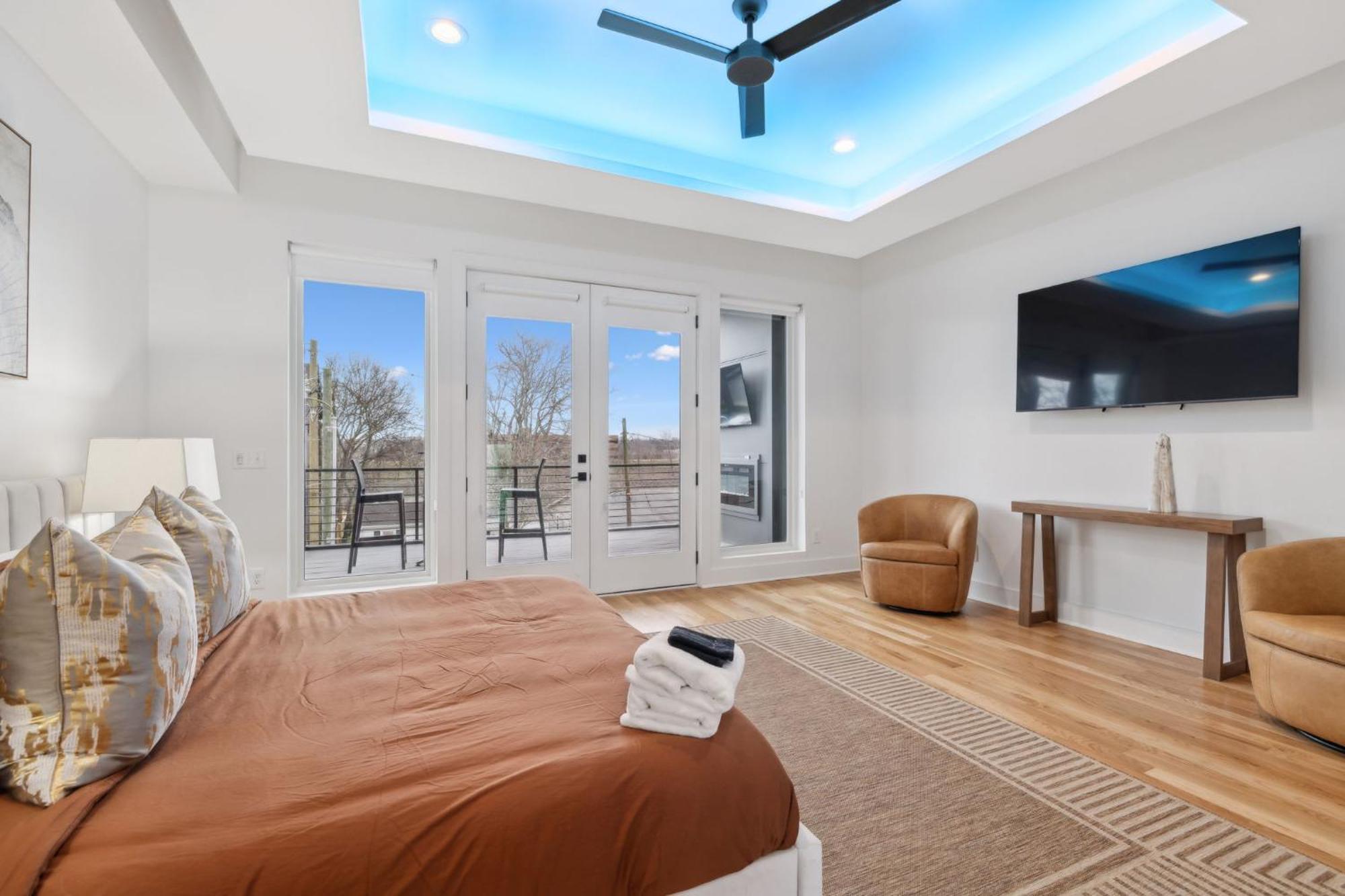 Stylish Multi-level Retreat Rooftop & Pool Table *