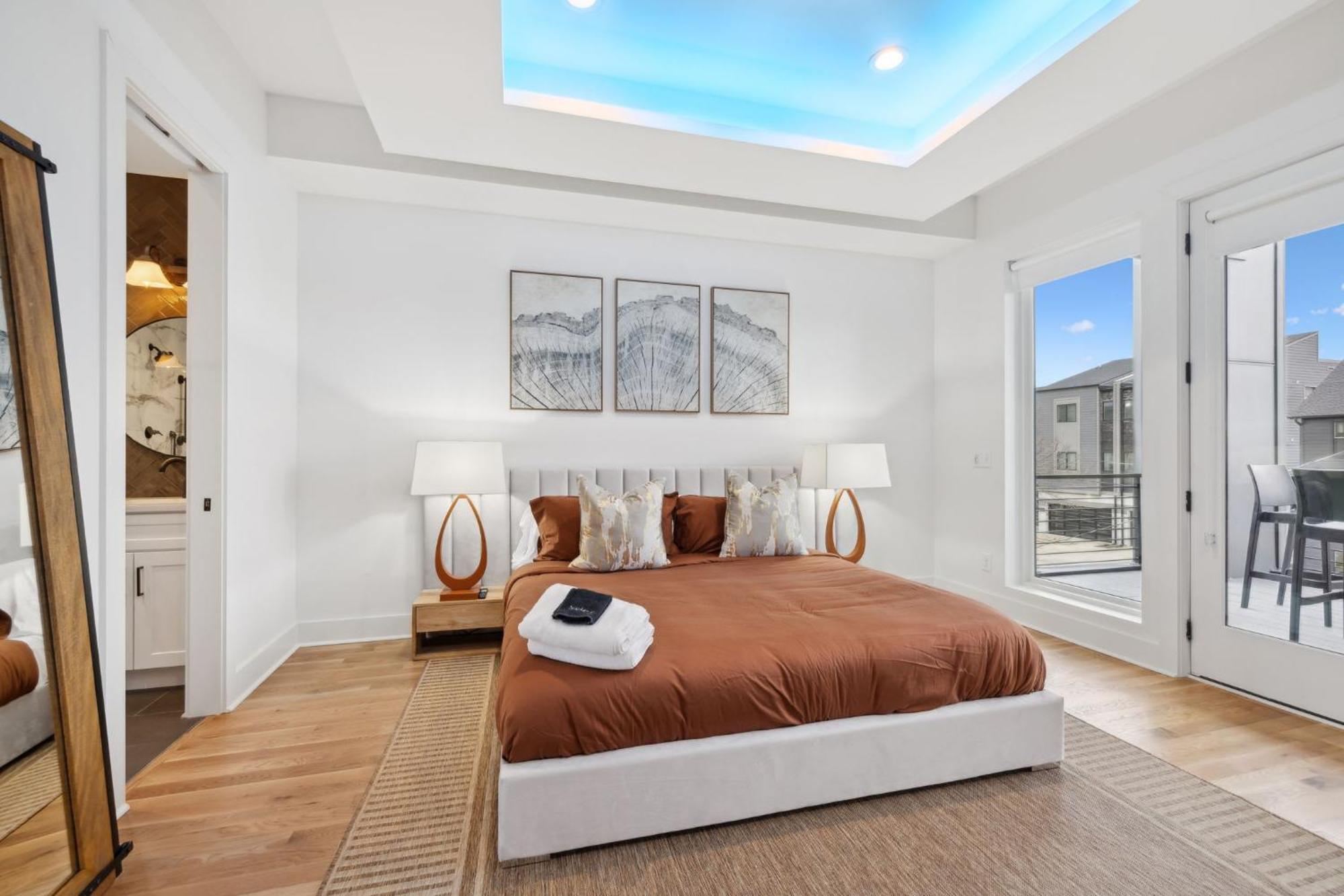 Stylish Multi-level Retreat Rooftop & Pool Table Holiday home