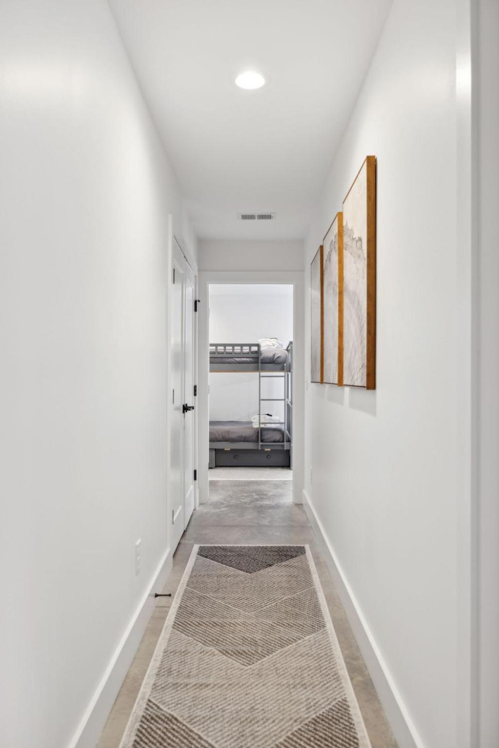 Stylish Multi-level Retreat Rooftop & Pool Table Holiday home *