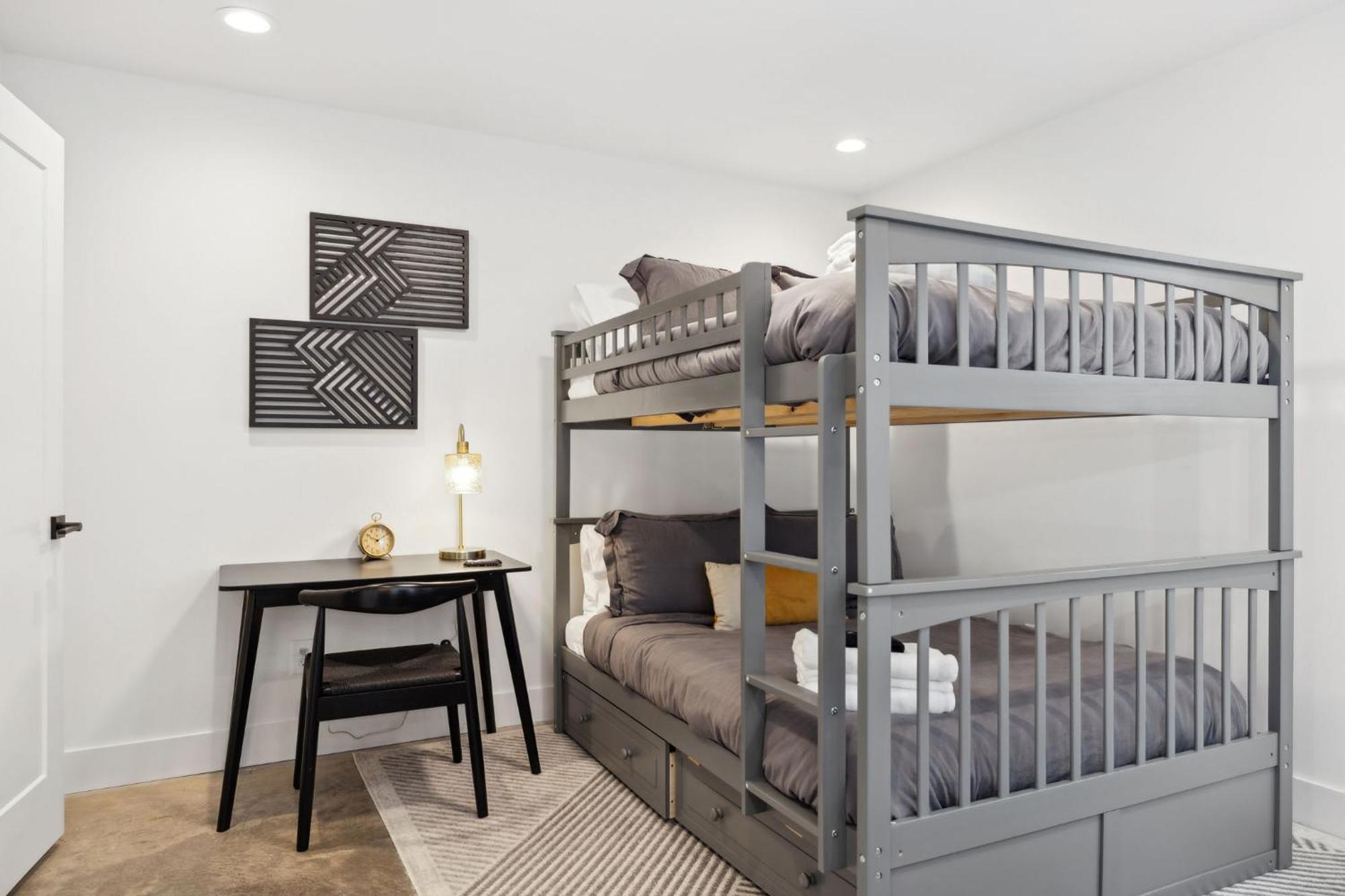Stylish Multi-level Retreat Rooftop & Pool Table Holiday home Nashville