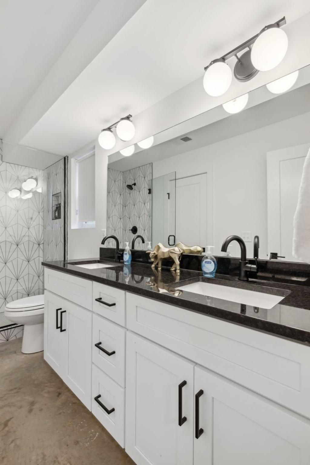 Stylish Multi-level Retreat Rooftop & Pool Table