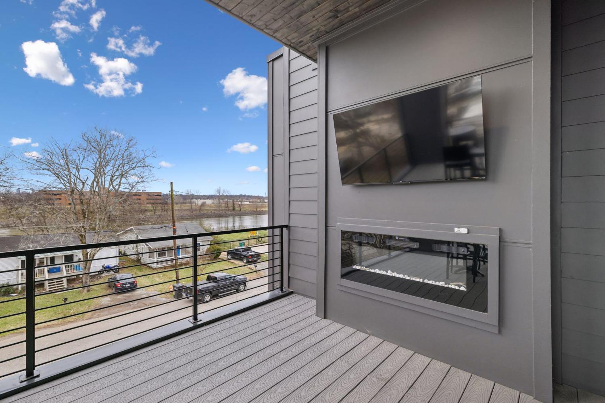 Holiday home New Modern Multi-level Pooltable & Rooftop