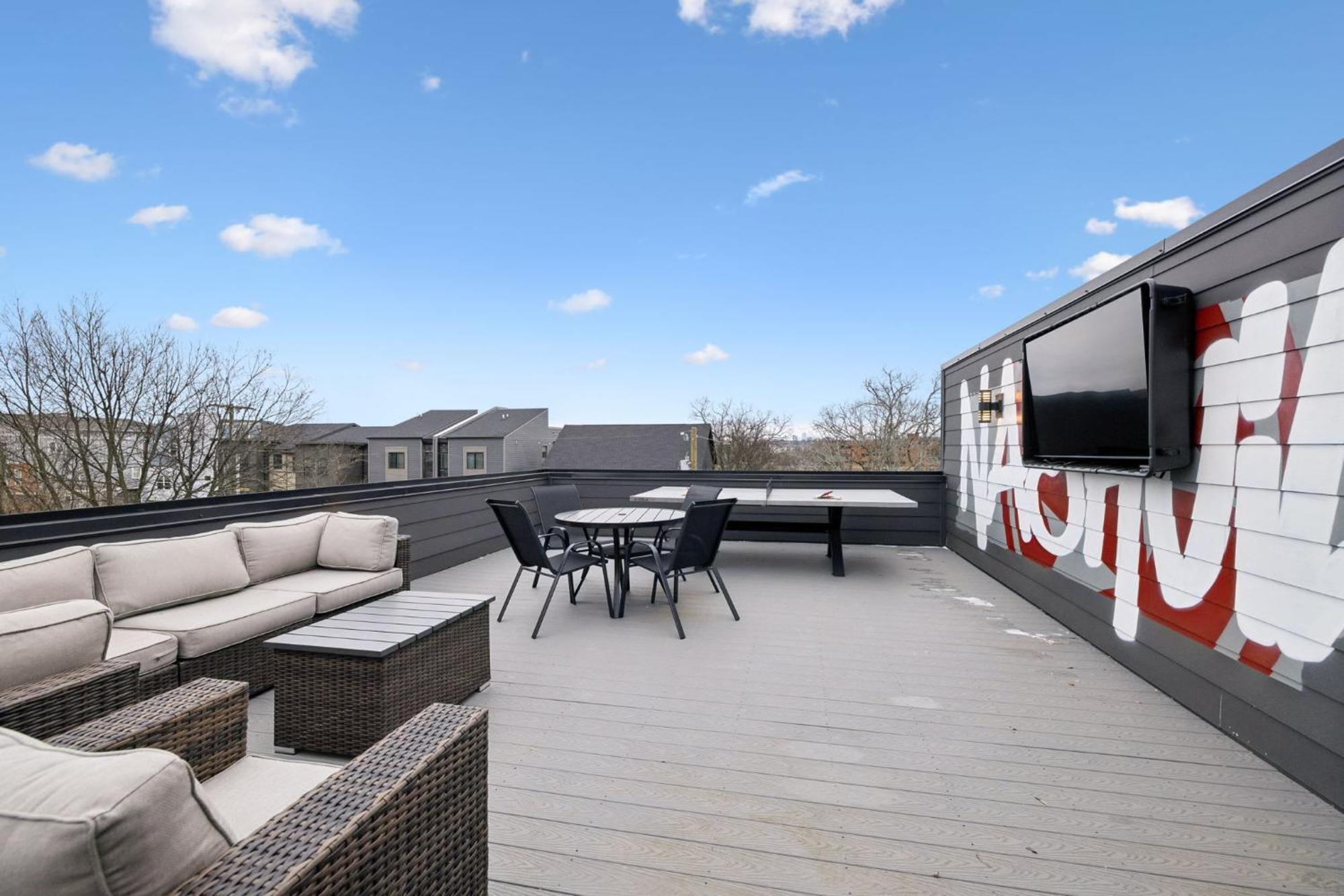 New Modern Multi-level Pooltable & Rooftop Holiday home *