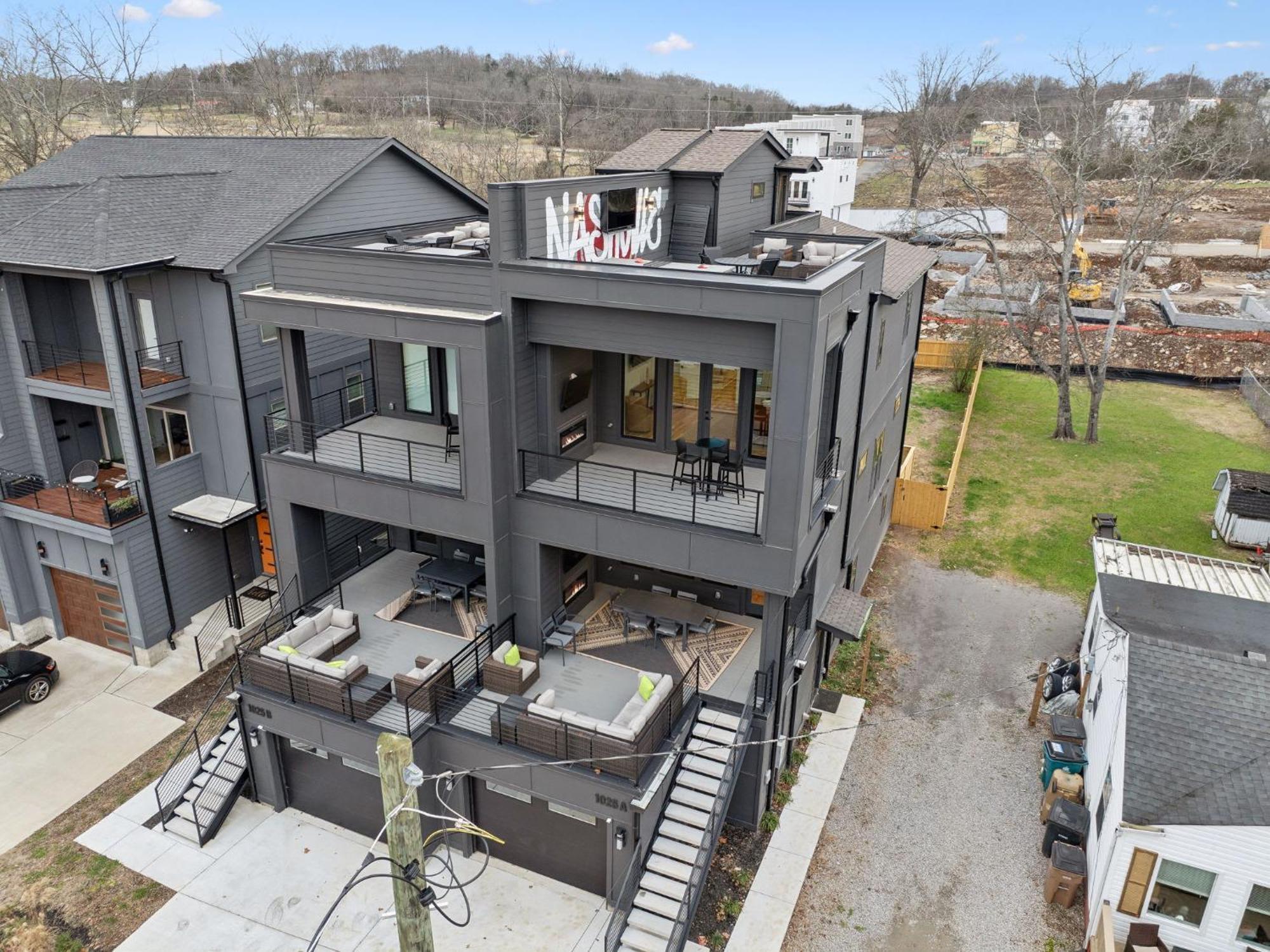 New Modern Multi-level Pooltable & Rooftop Holiday home *