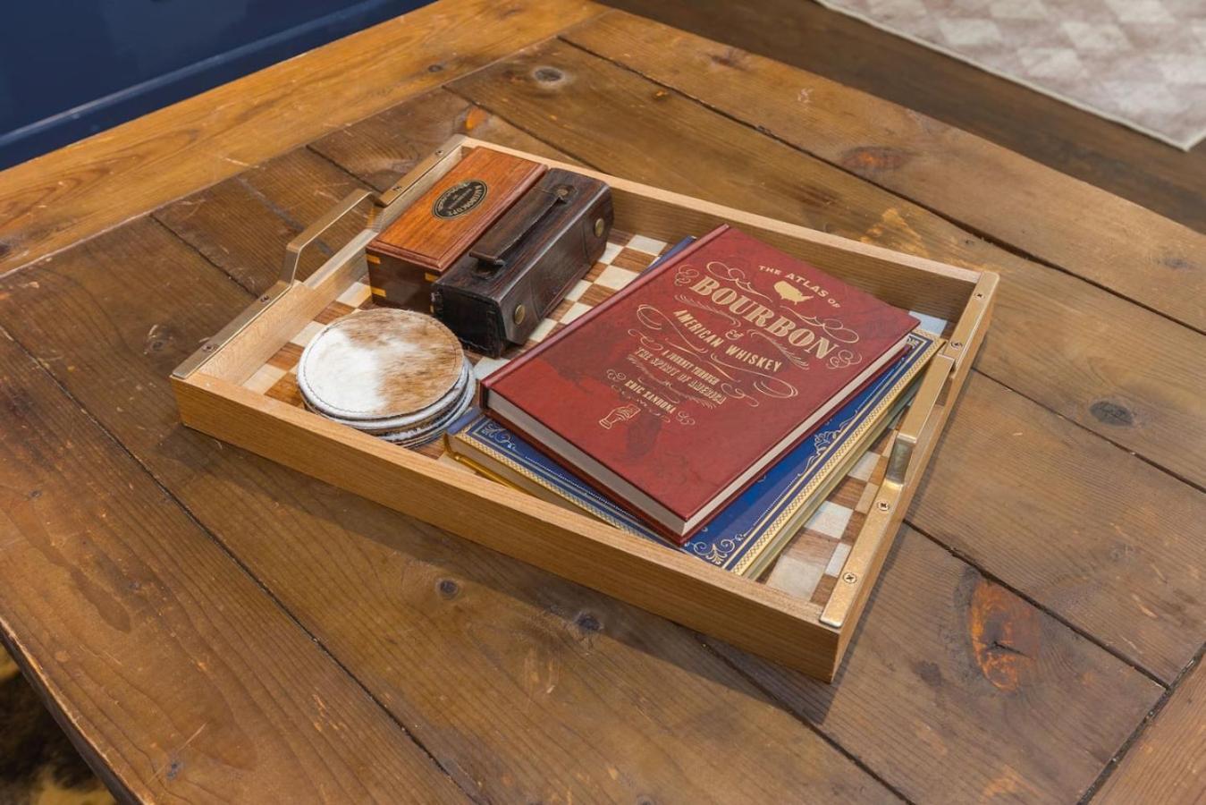 Rustic Western - Walk To Bars, Coffee And Restaurants