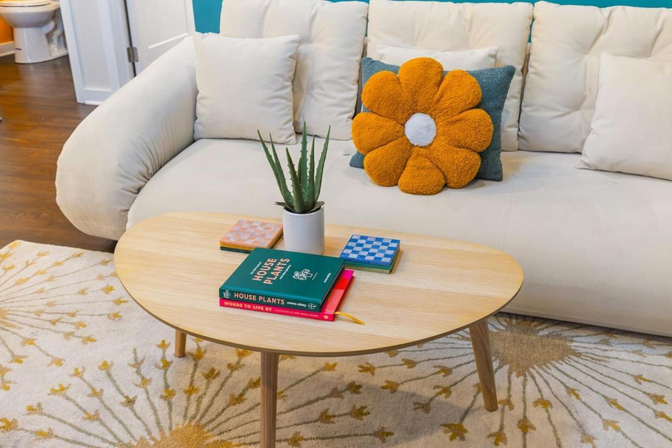 Fun And Fabulous - Walk To Bars, Coffee And Restaurants Holiday home *