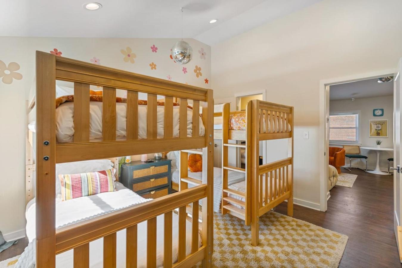 Fun And Fabulous - Walk To Bars, Coffee And Restaurants Holiday home *